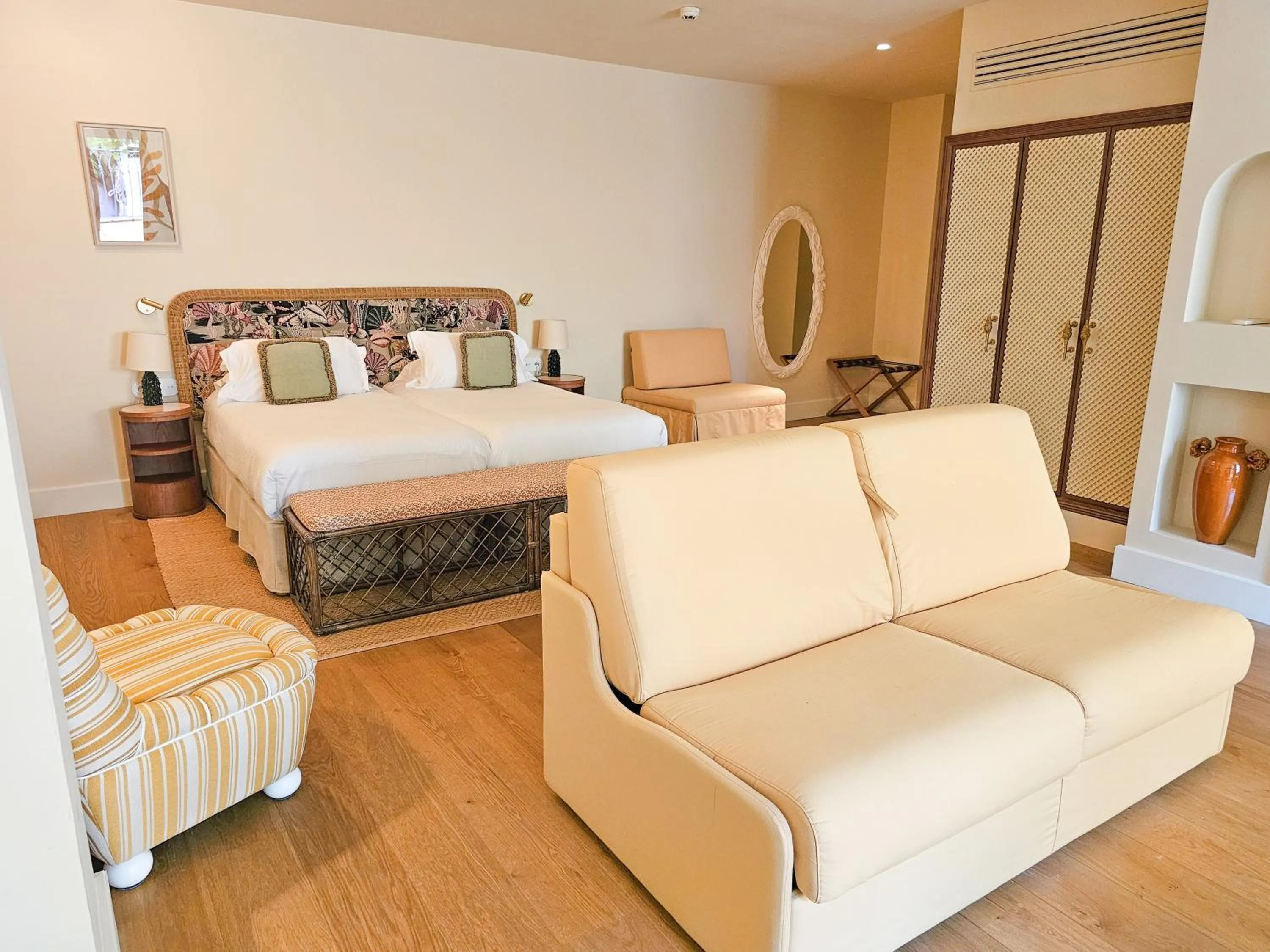 Bed in Hôtel La Pérouse Nice Baie des Anges