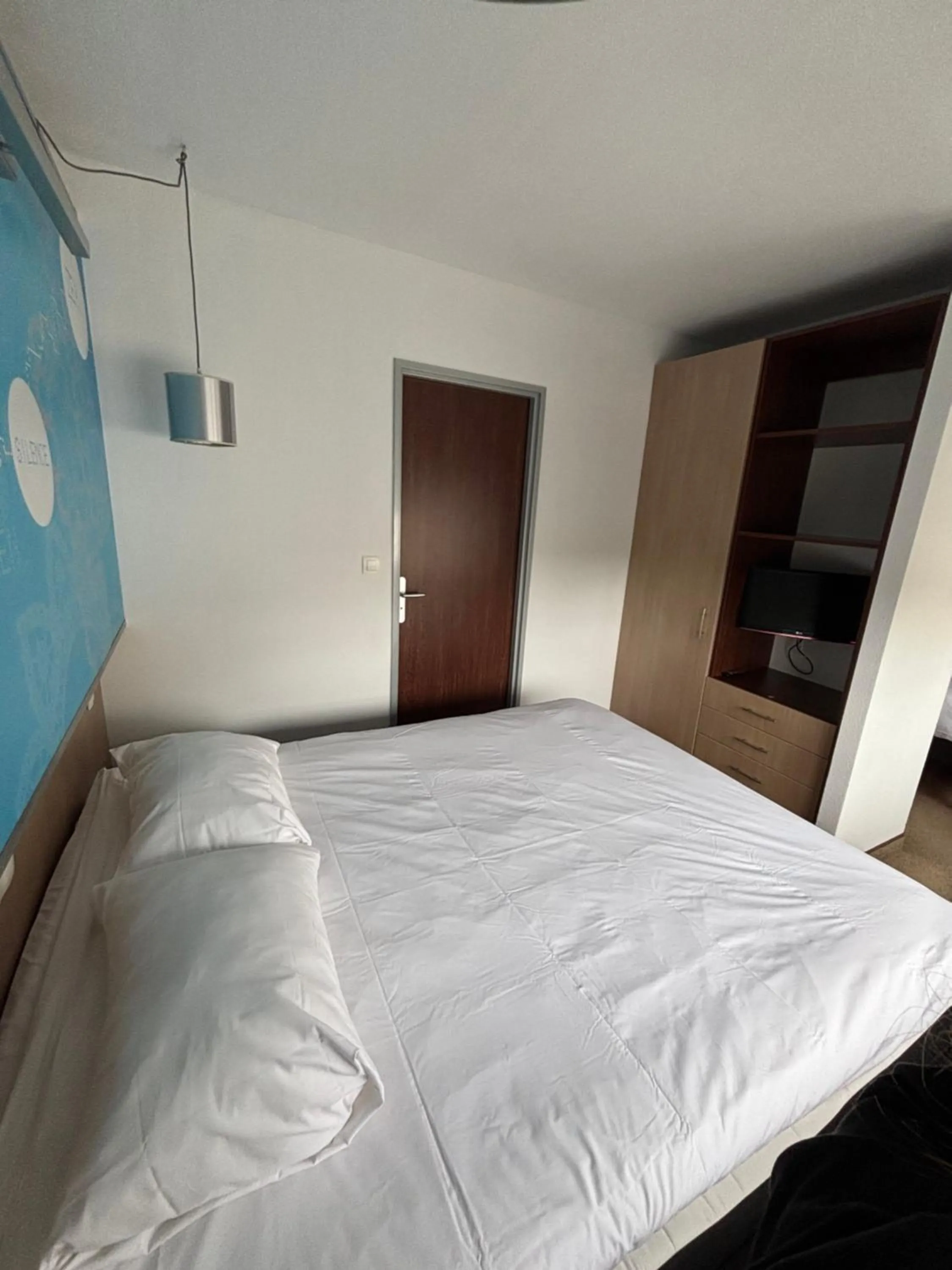 Photo of the whole room, Bed in ibis Styles Bethune Bruay la Buissière