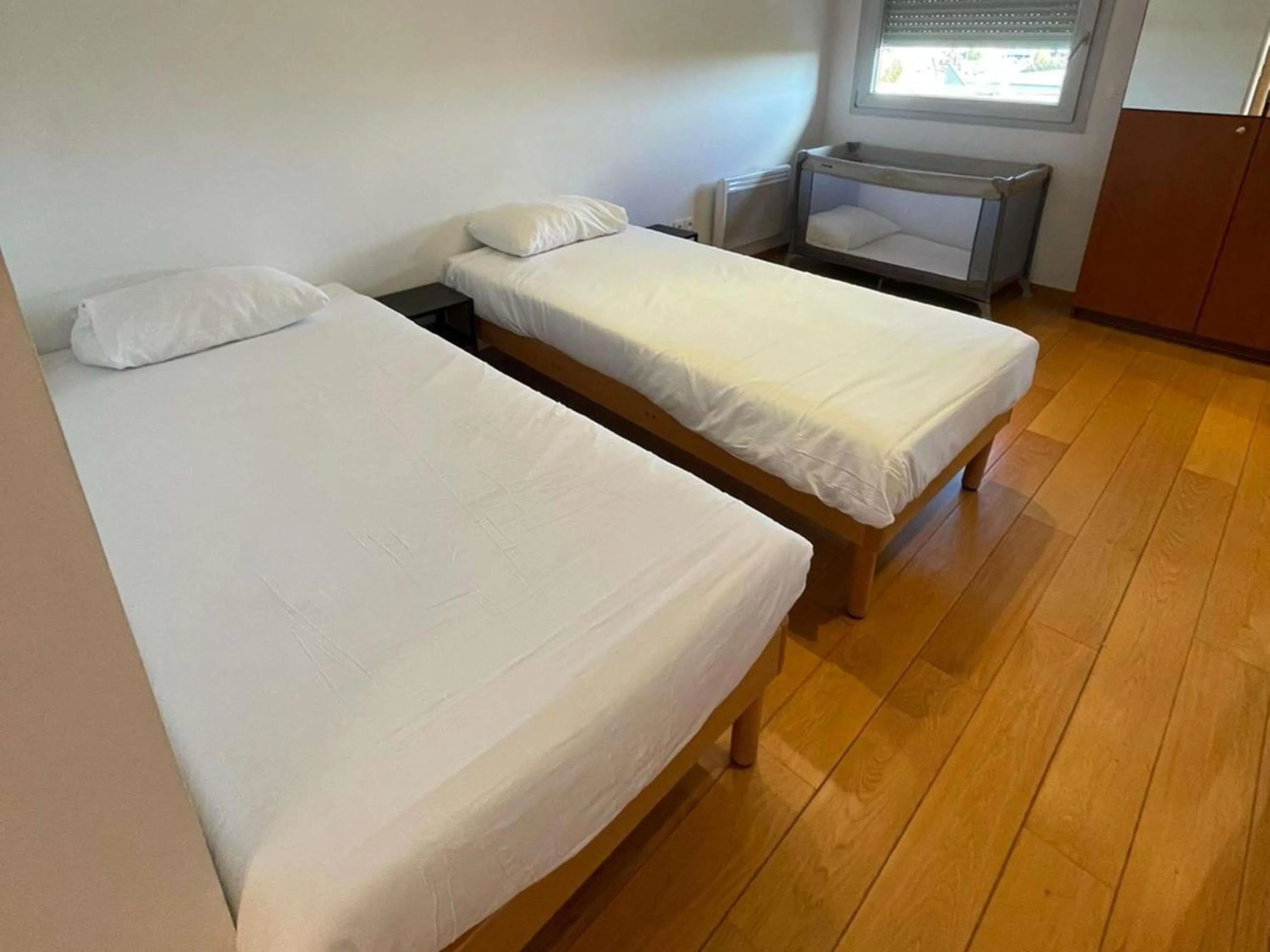 Bedroom, Bed in ibis Styles Bethune Bruay la Buissière