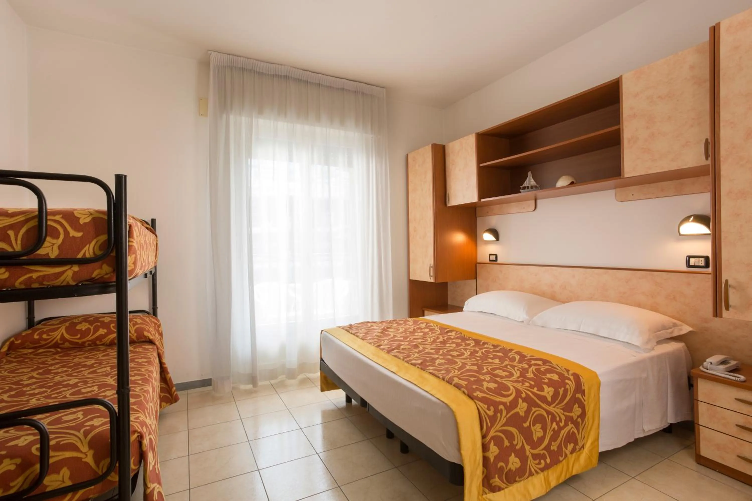 Photo of the whole room, Bed in Hotel Cannes - in pieno centro