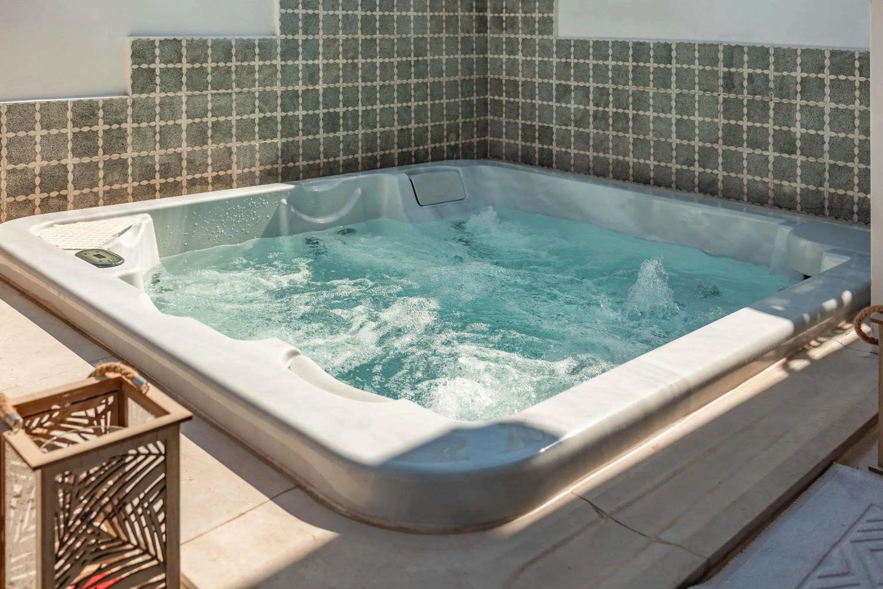 Hot Tub in MandorleOlio