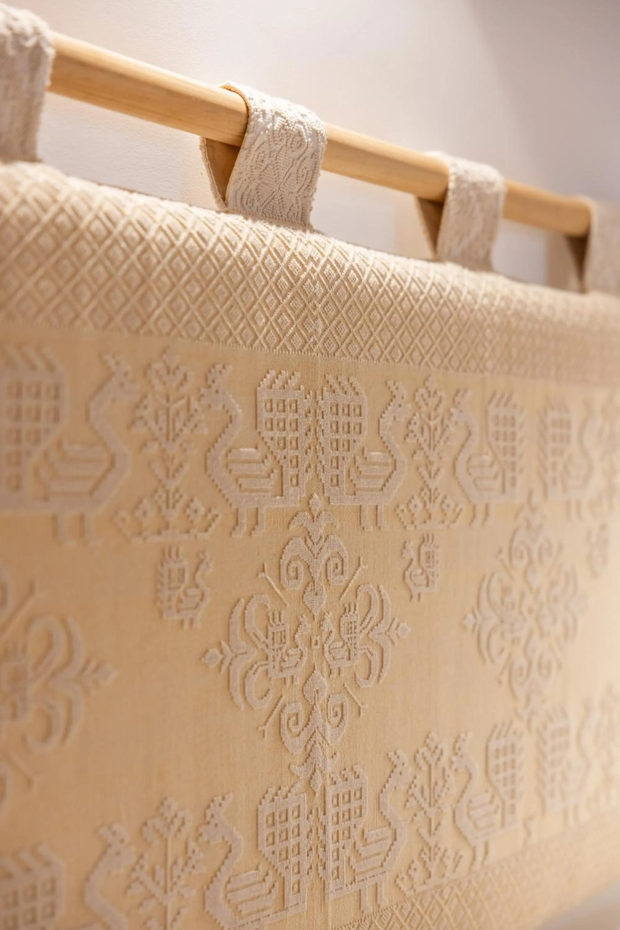 Decorative detail, Bed in MandorleOlio