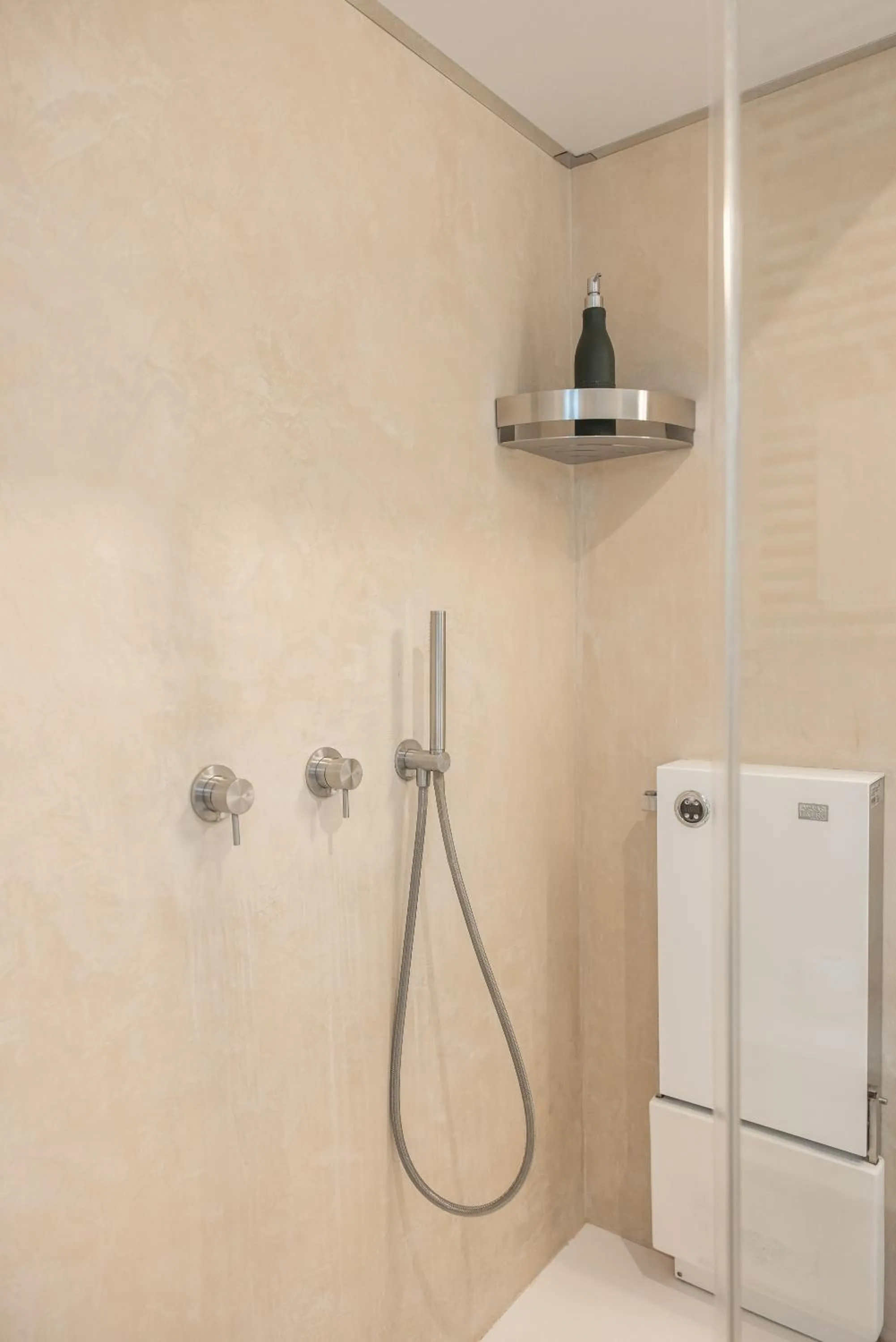 Shower in MandorleOlio