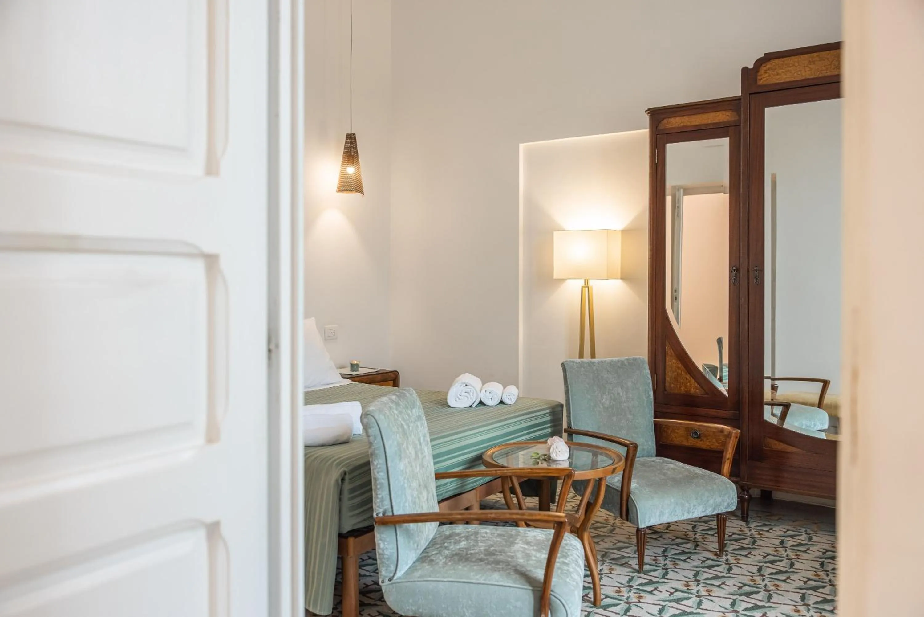 Photo of the whole room in MandorleOlio