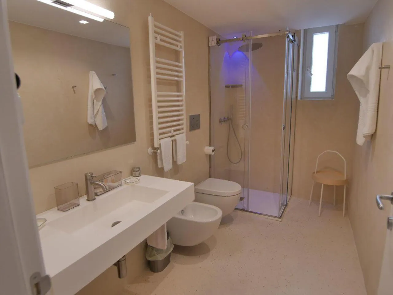 Bathroom in MandorleOlio