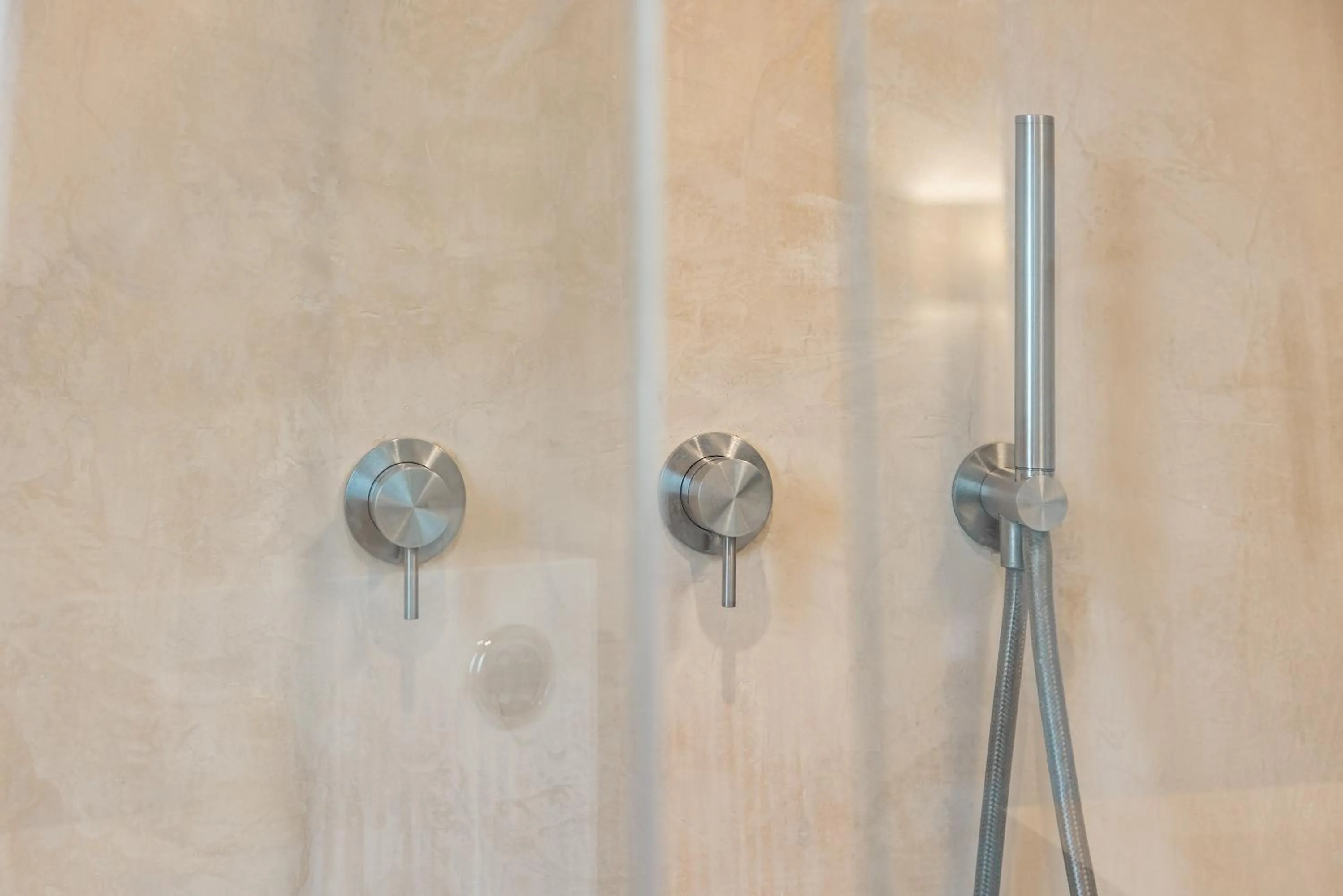 Shower in MandorleOlio