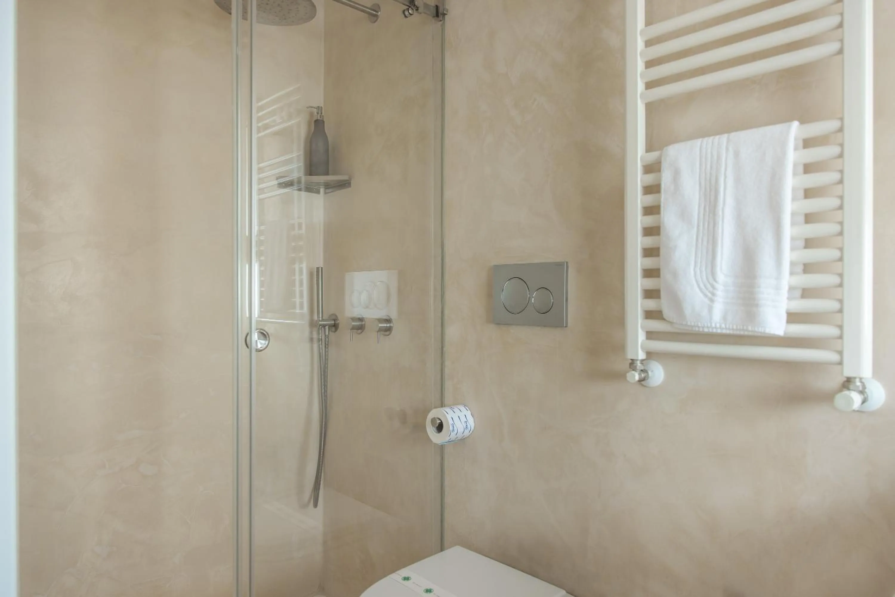 Shower in MandorleOlio