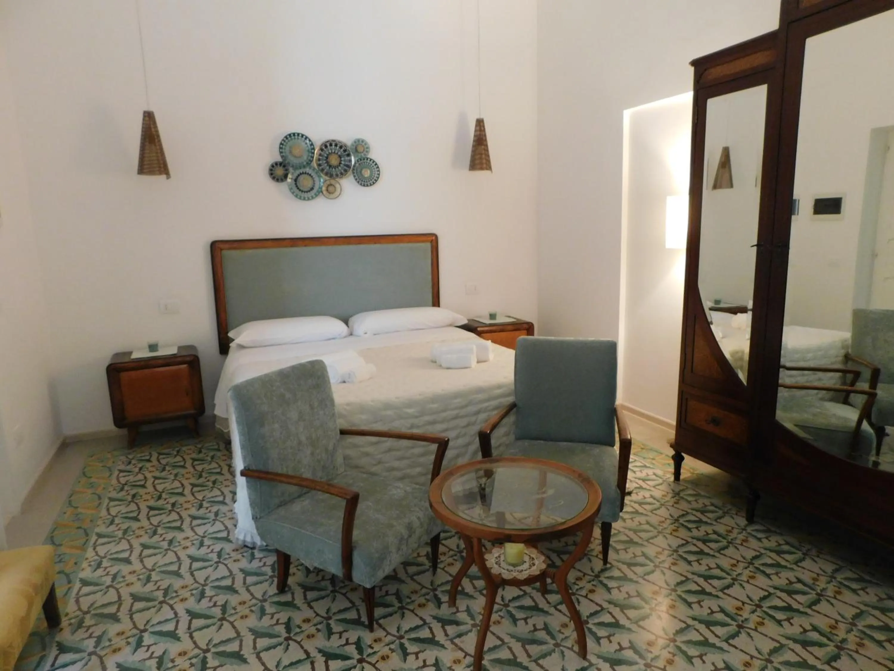 Bedroom, Bed in MandorleOlio