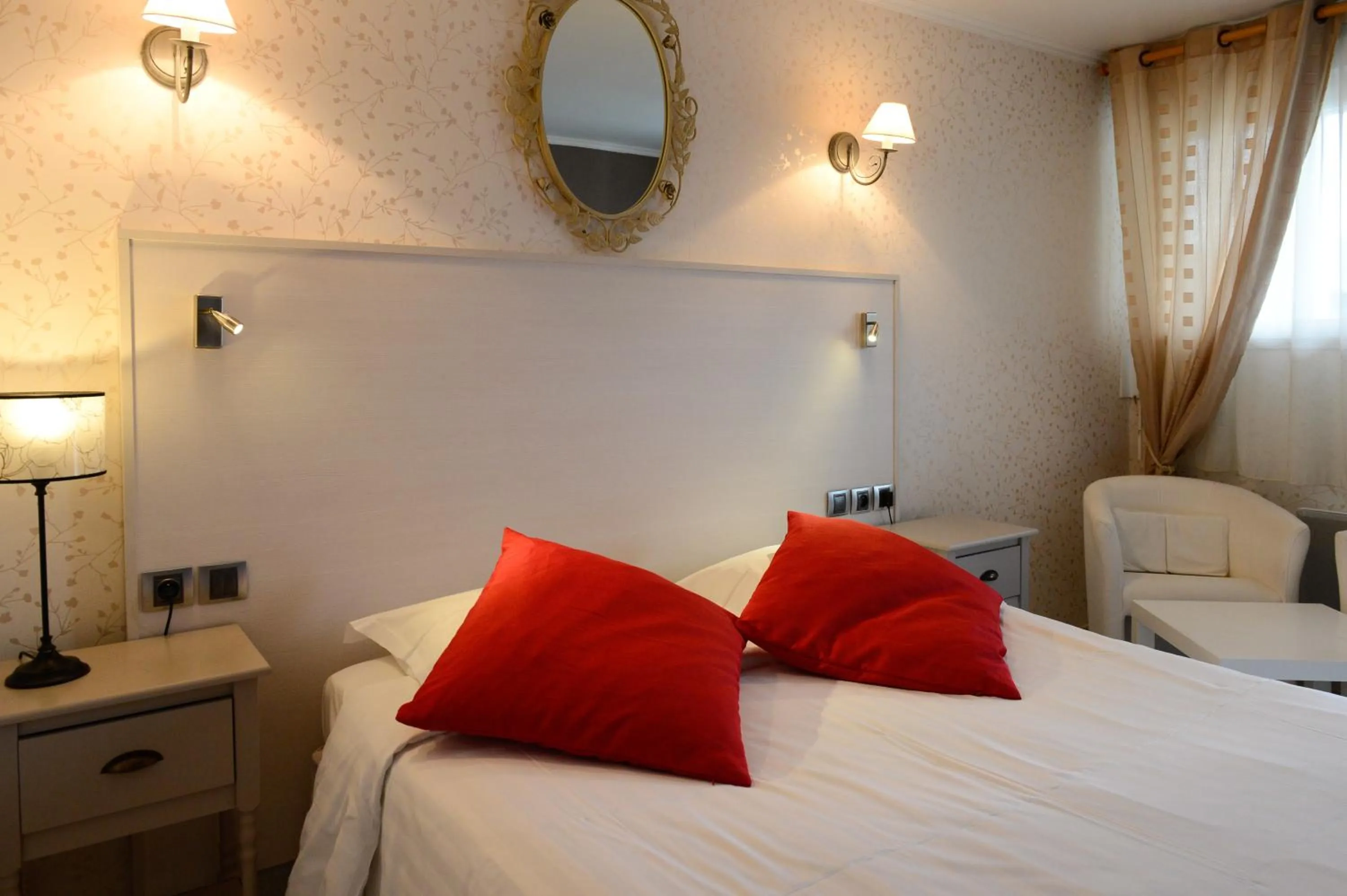 Bed in Contact hôtel - Hôtel Les Bleuets & SPA