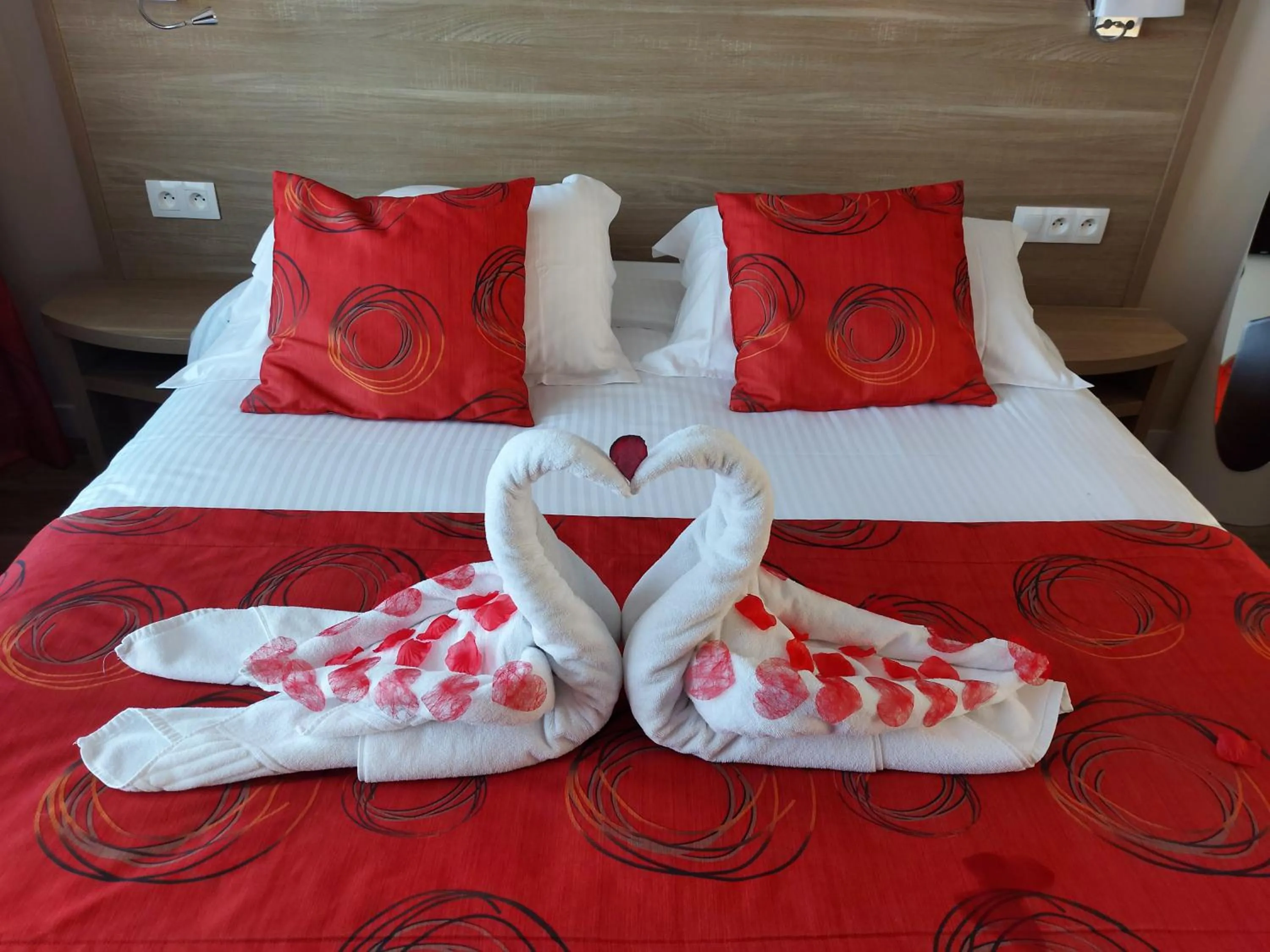 Bedroom, Bed in Contact hôtel - Hôtel Les Bleuets & SPA