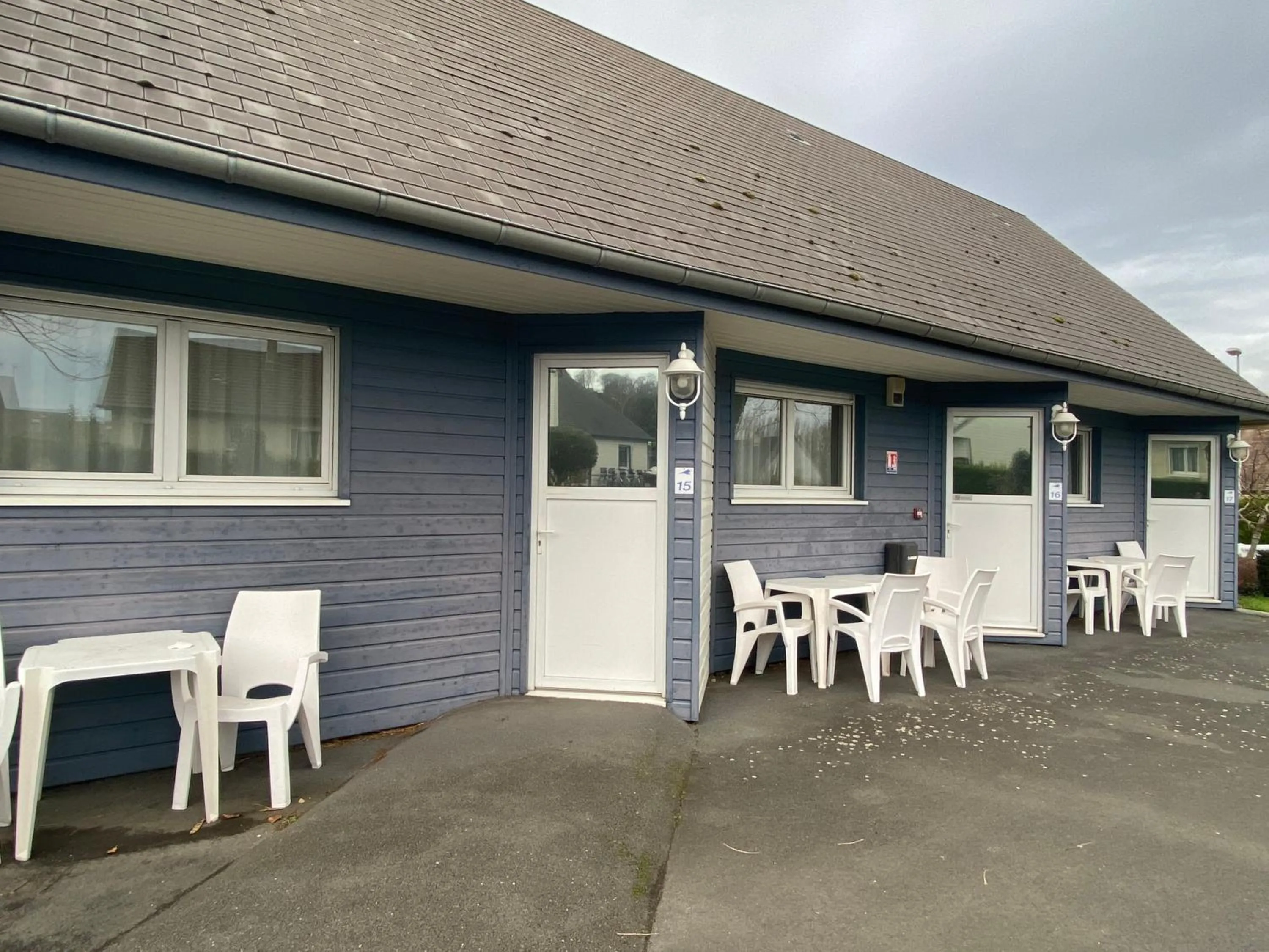 Patio in Contact hôtel - Hôtel Les Bleuets & SPA