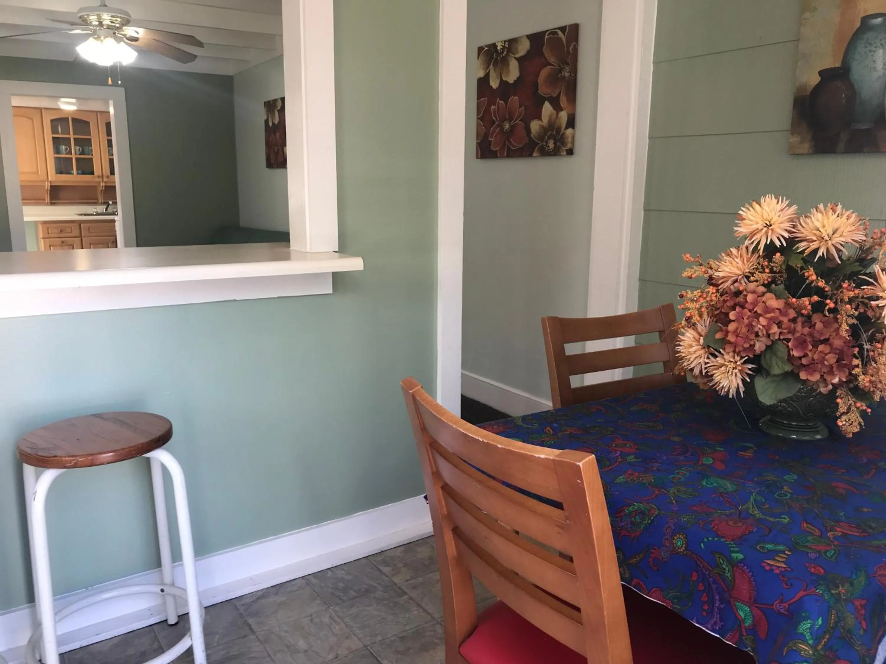 Dining area in Mallard Apartments