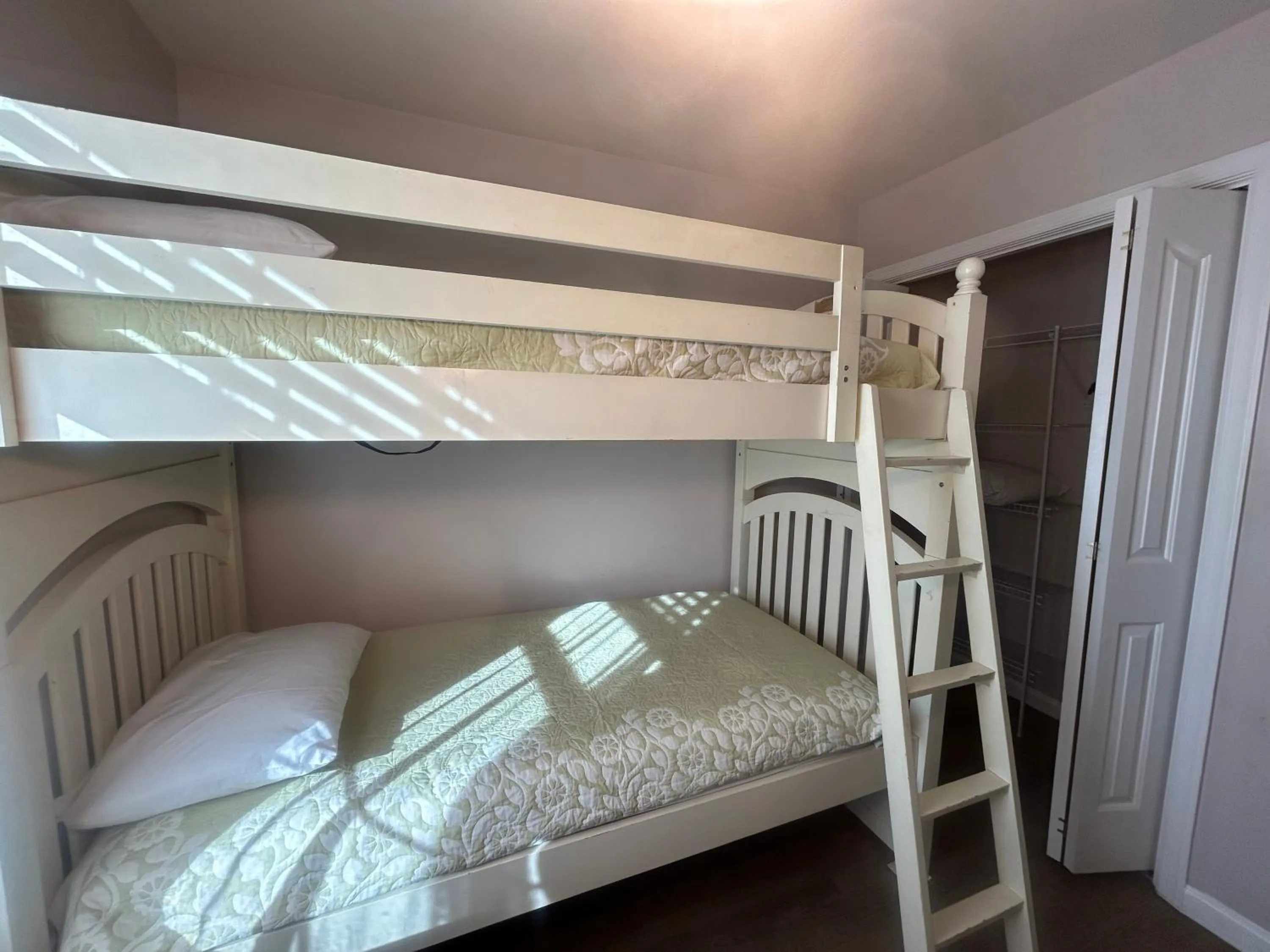 Bedroom, Bed in Wilmington Terrace