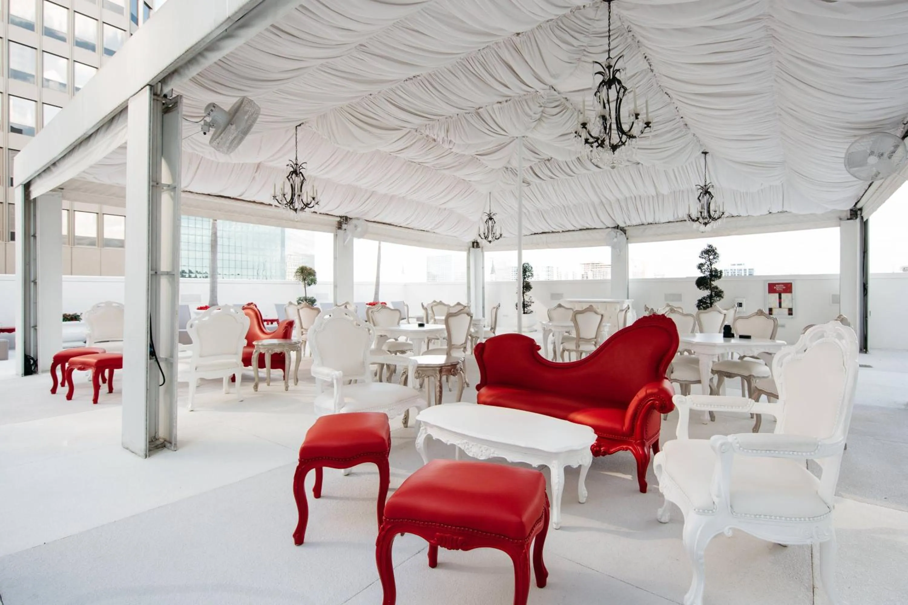 Swimming pool in Grand Bohemian Orlando, Autograph Collection