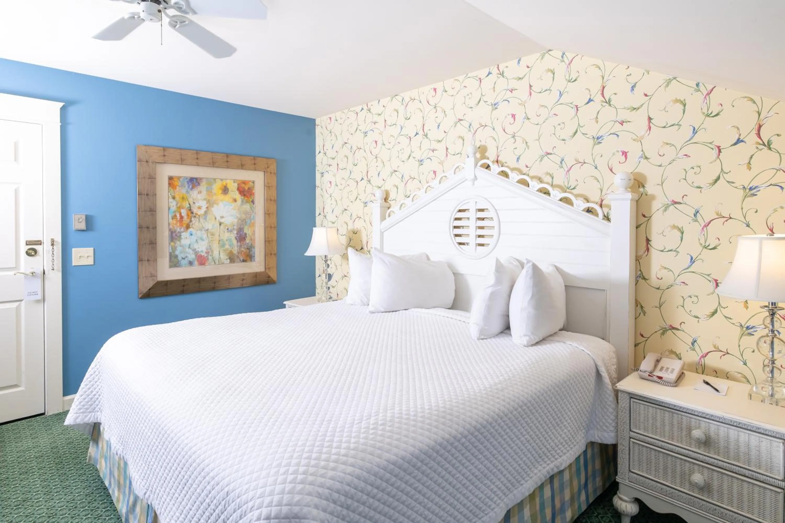 Bed in Harbour View Inn