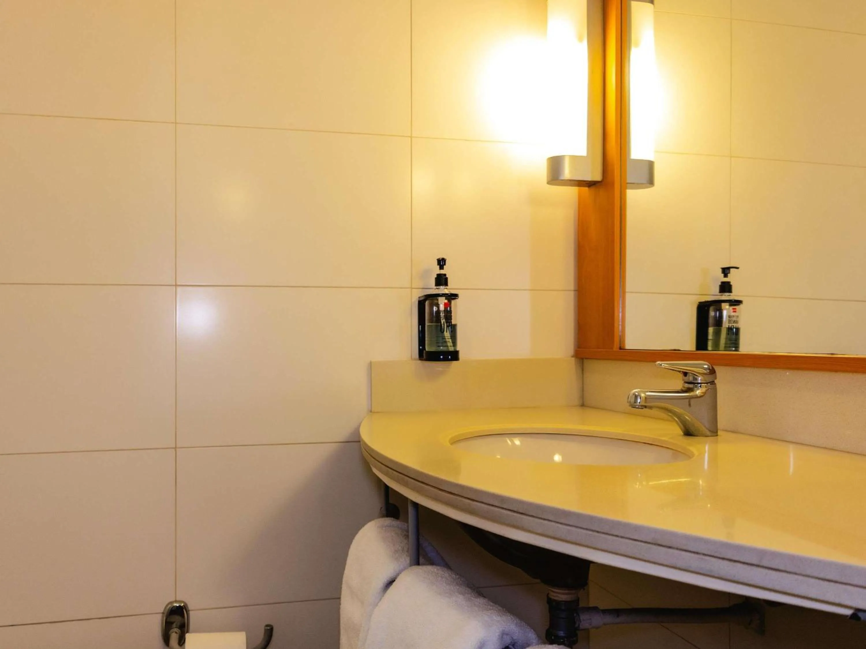 Bedroom in ibis Valparaiso