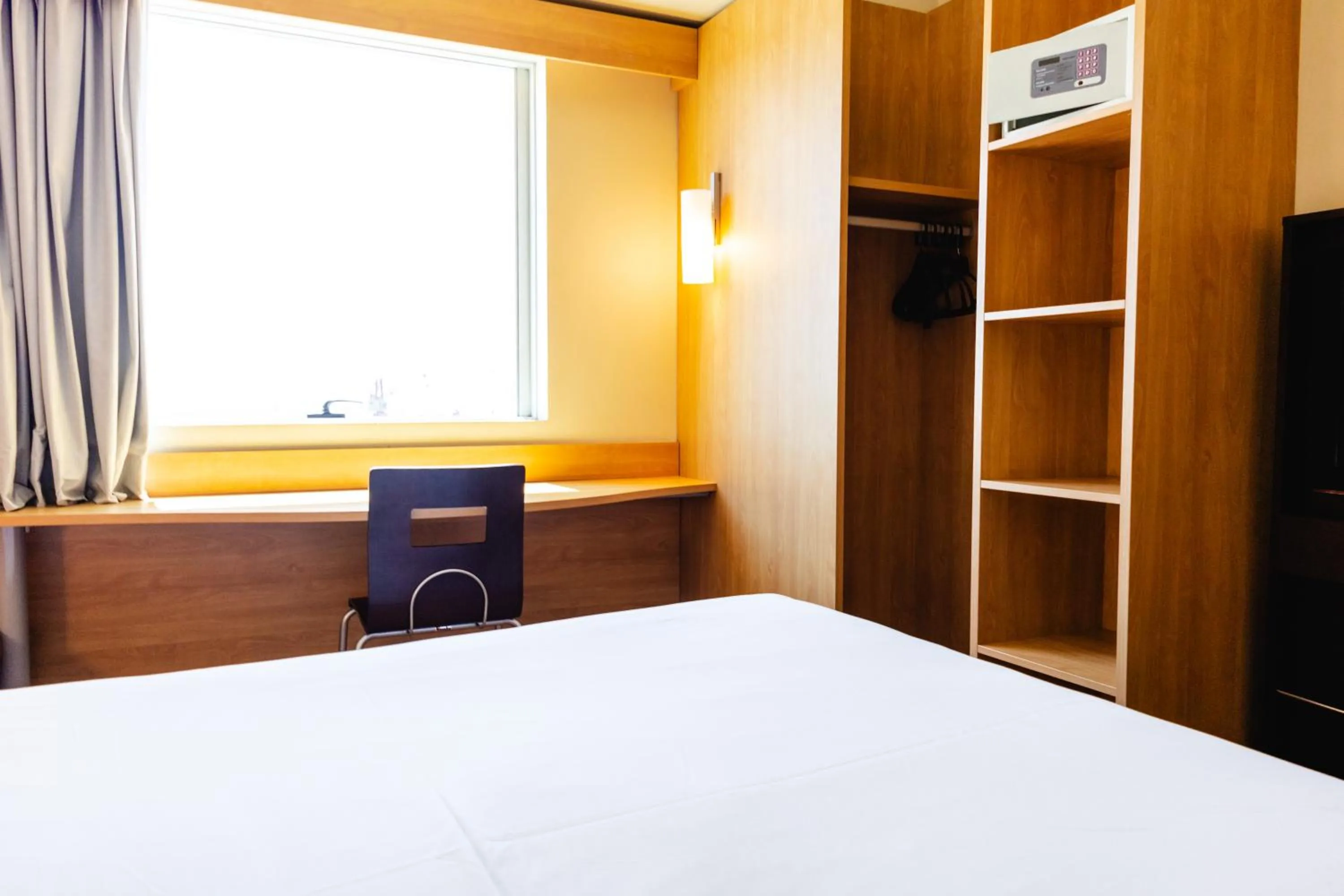 wardrobe, Bed in ibis Valparaiso