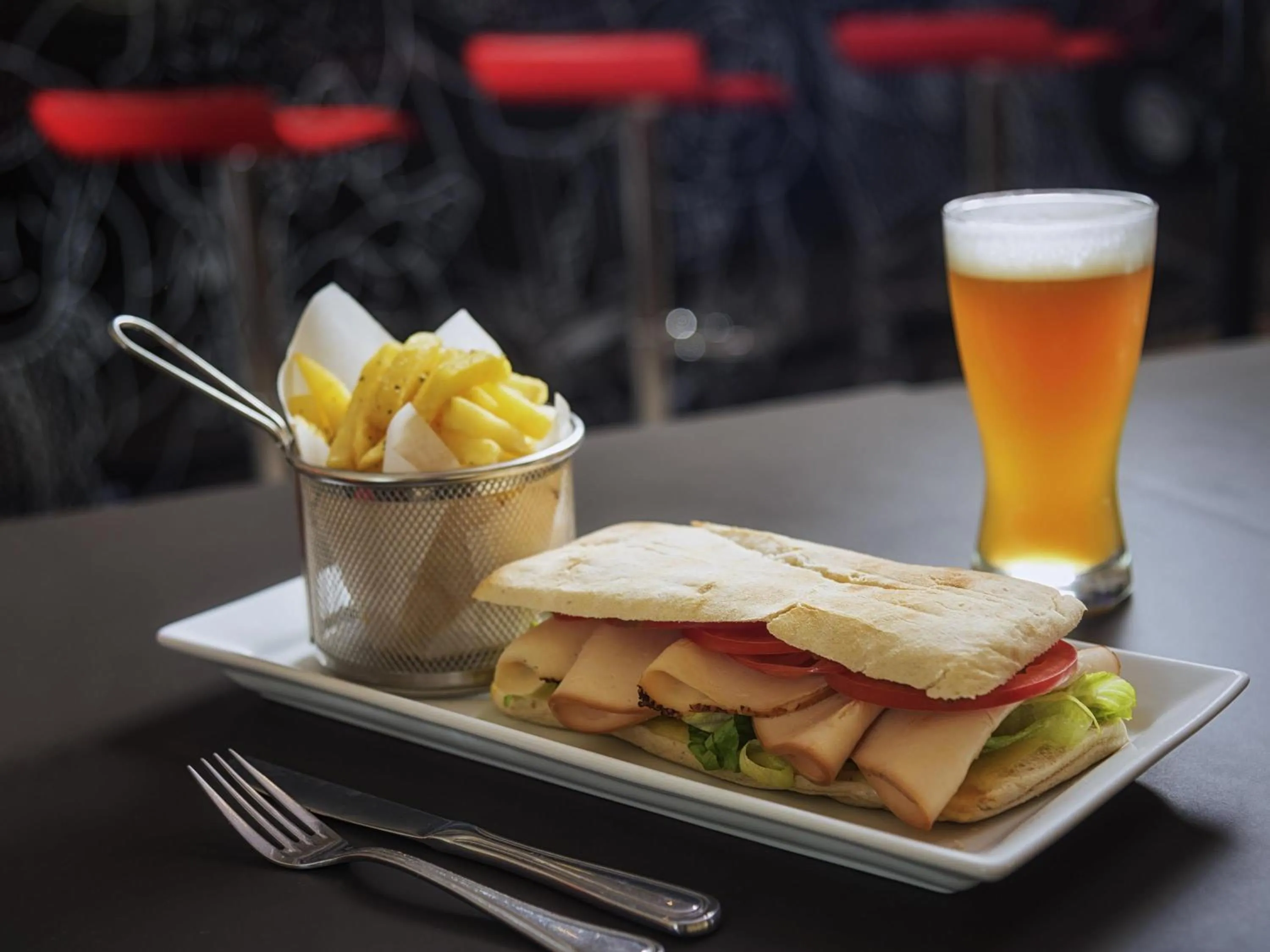 Lounge or bar in ibis Valparaiso