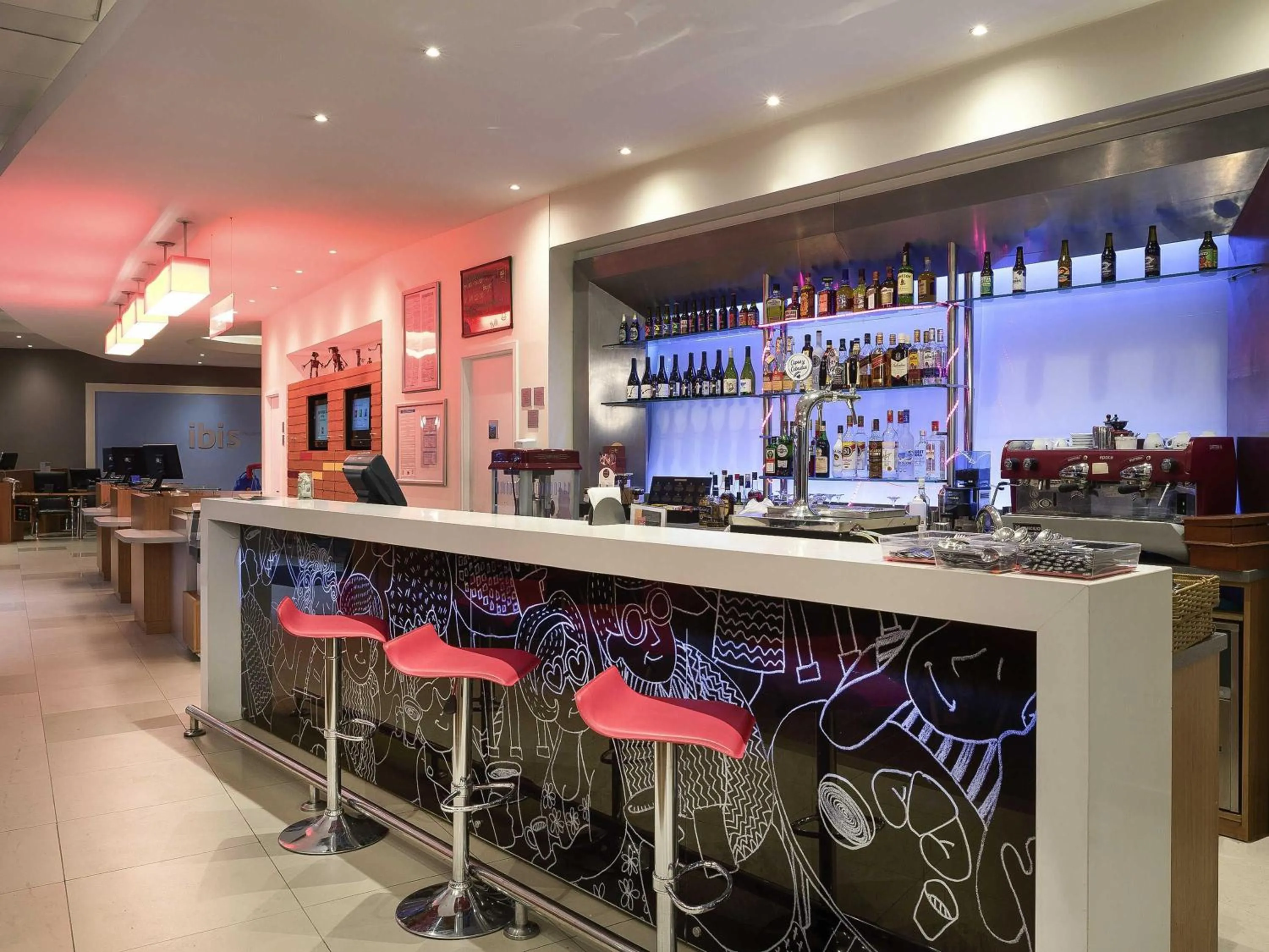 Lounge or bar in ibis Valparaiso