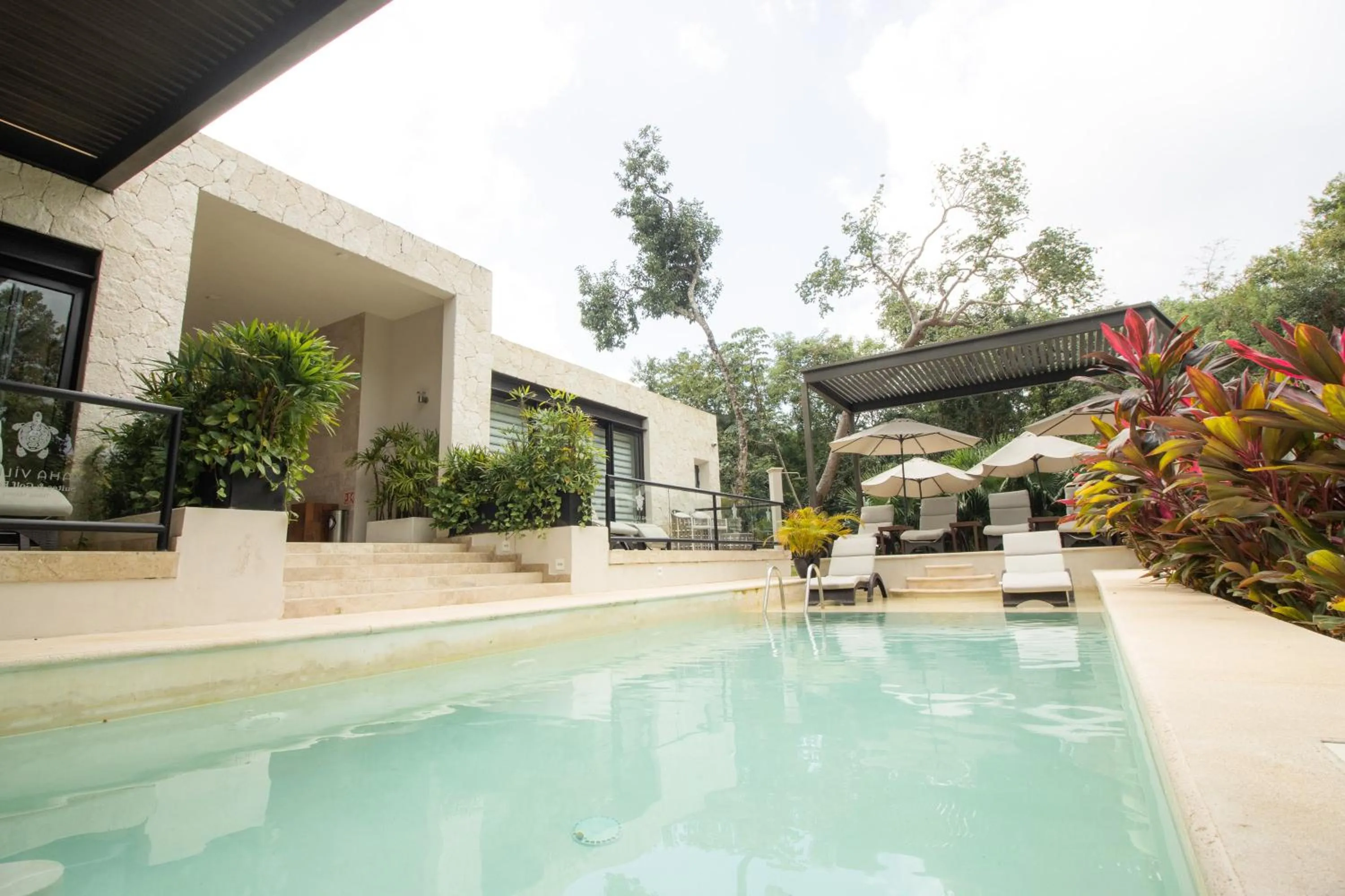 Swimming pool in Xaha Villas Suites & Golf Resort