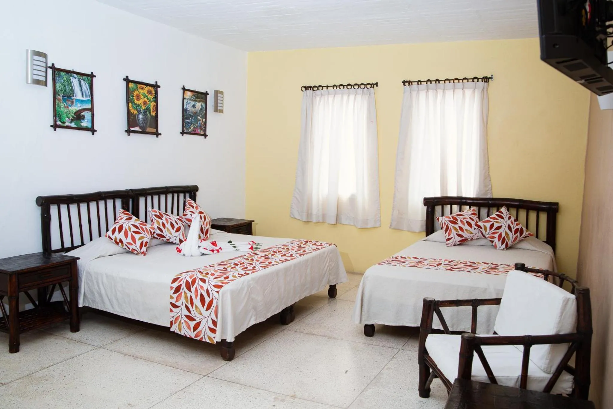 Photo of the whole room, Bed in Hotel Zihua Caracol