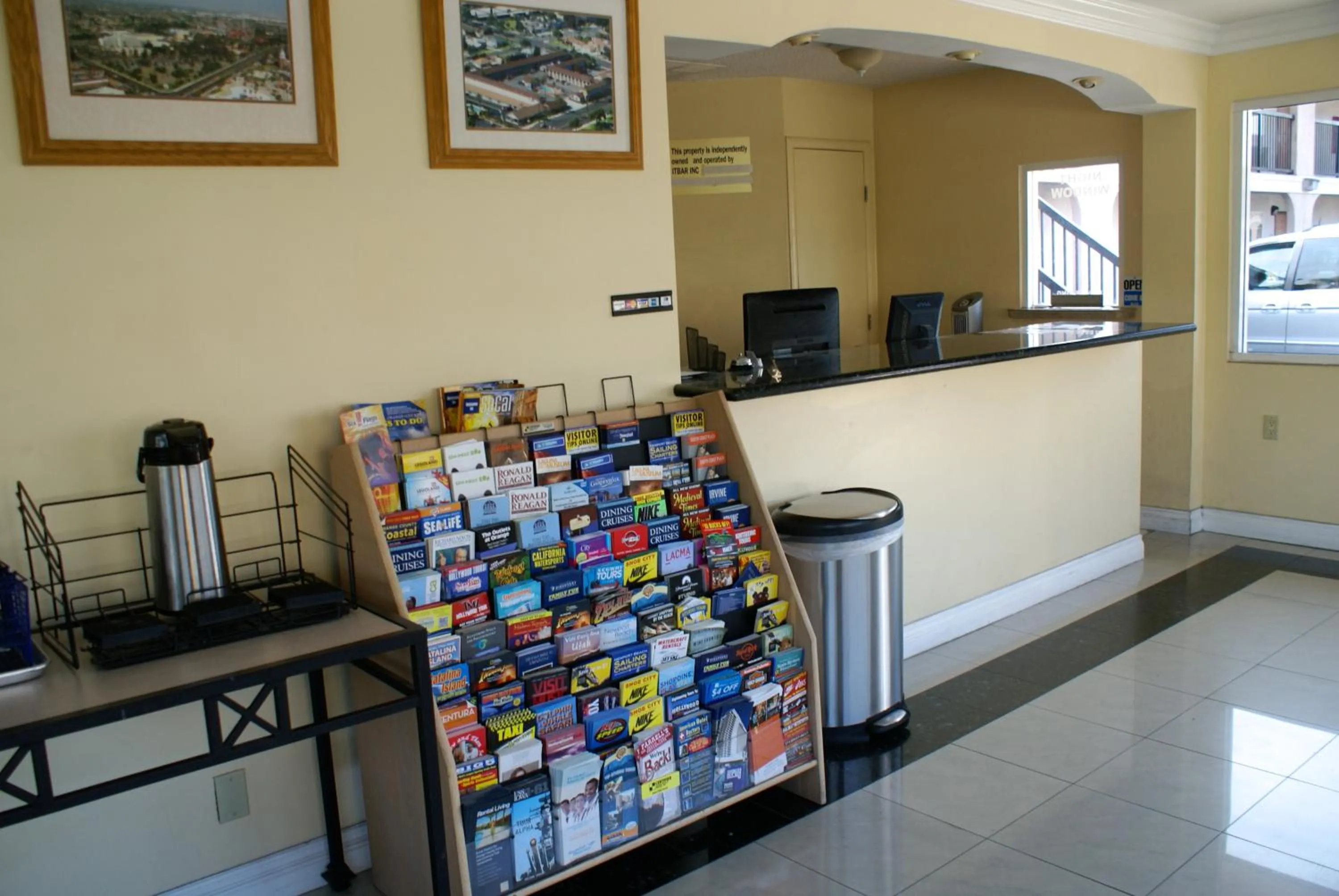 Lobby or reception in Colony Inn