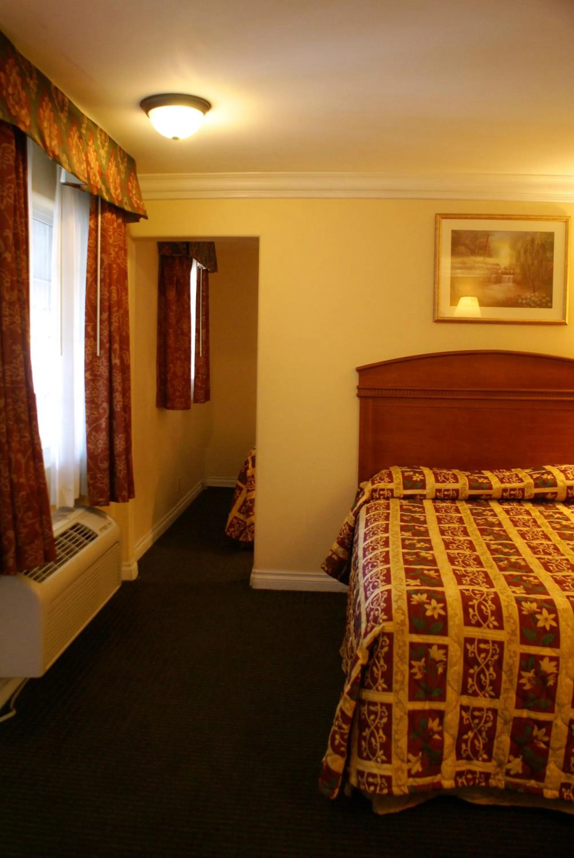 Bedroom, Bed in Colony Inn