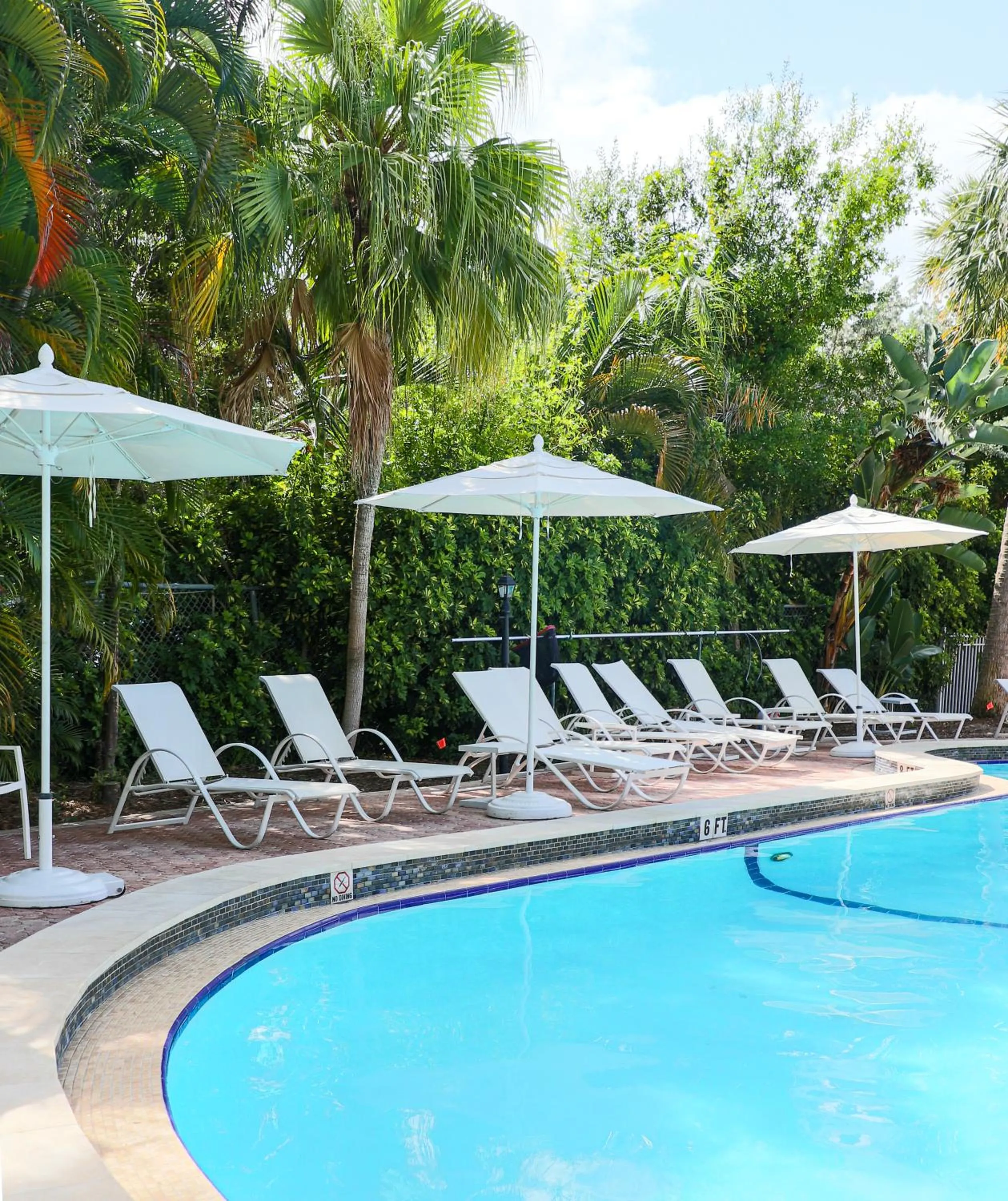 Swimming pool in Riverside Hotel