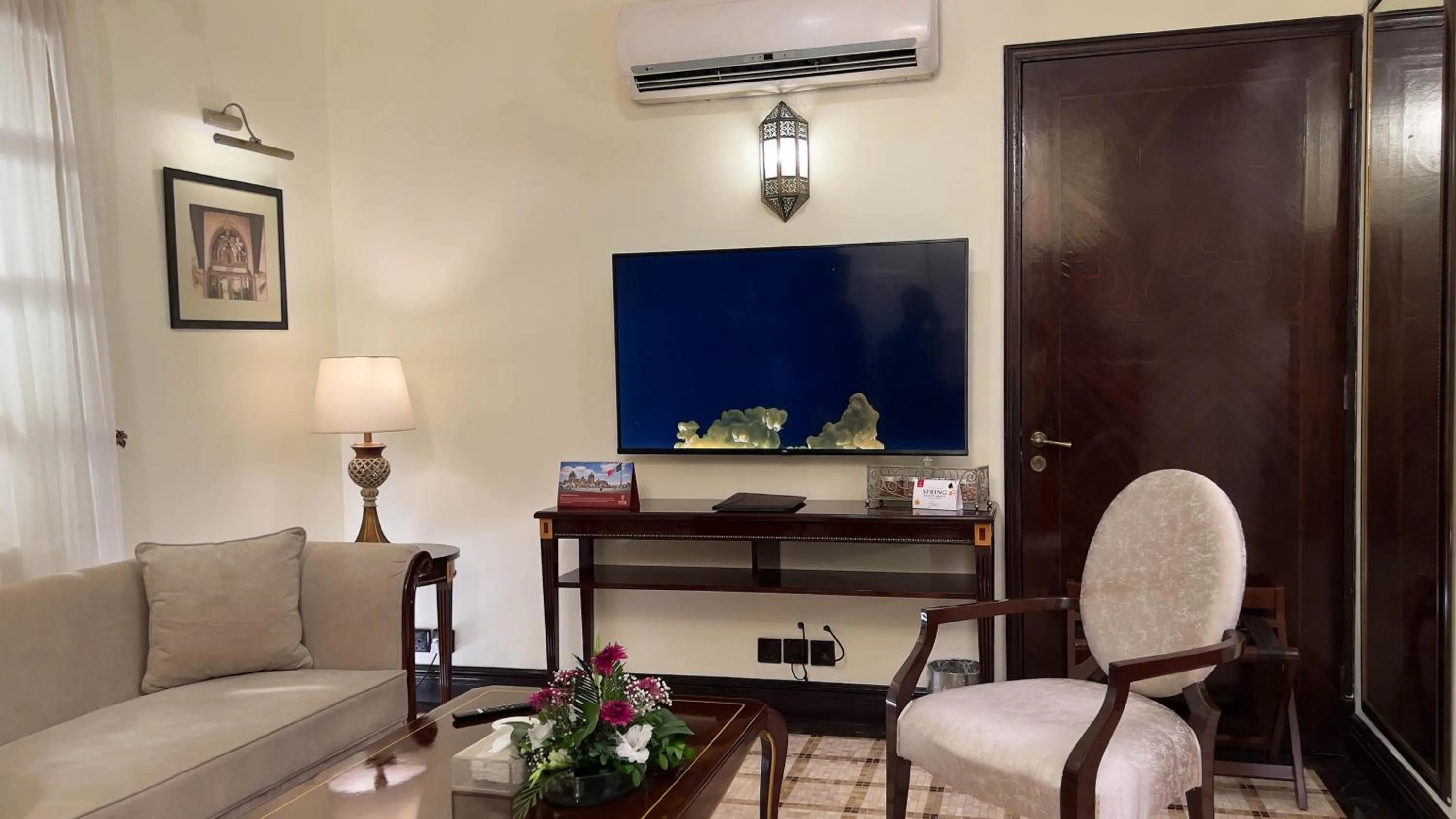 Communal lounge/ TV room in Heritage Luxury Suites All Suite Hotel