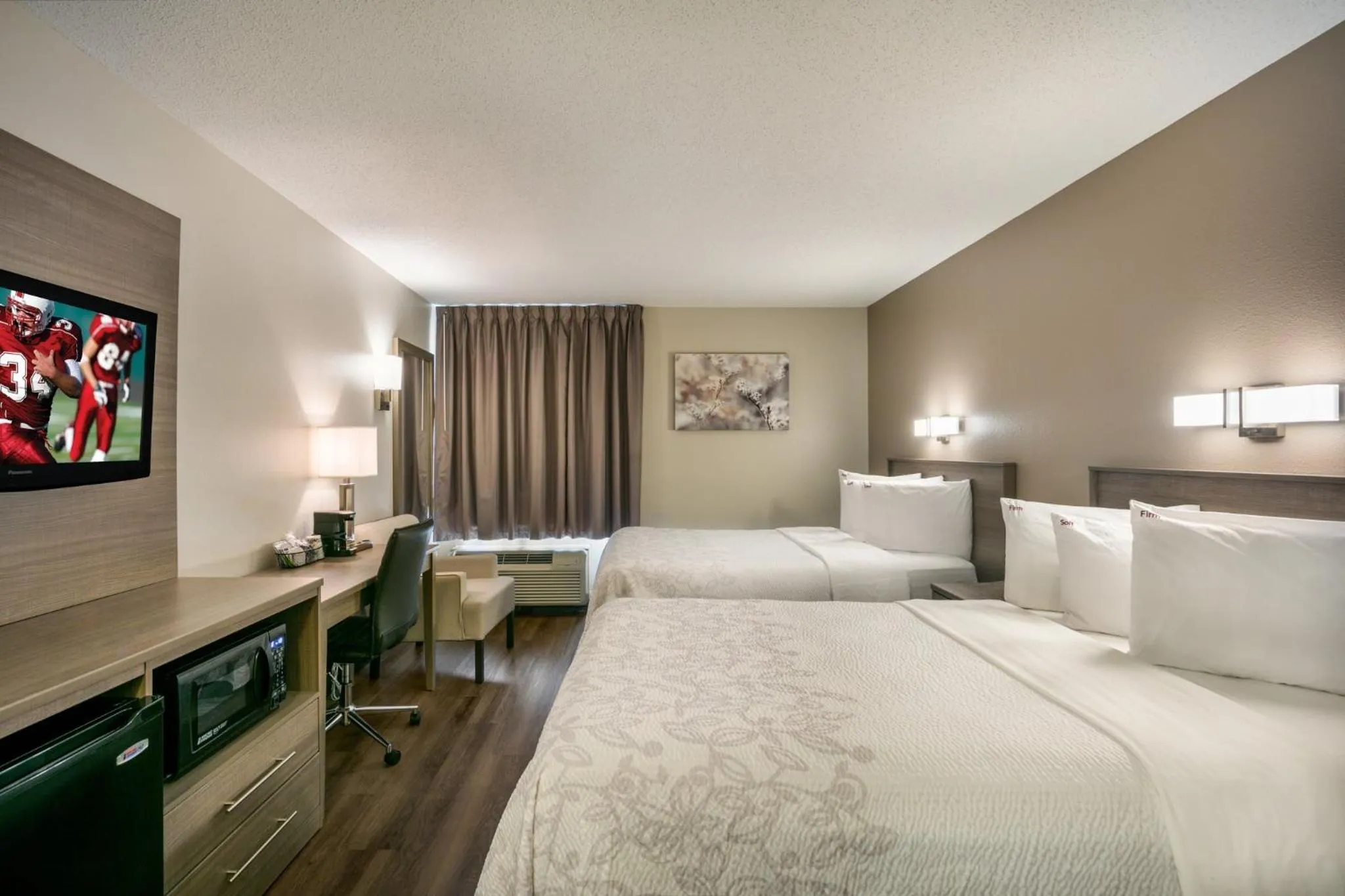 Photo of the whole room, Bed in Red Roof Inn PLUS+ Boston - Logan