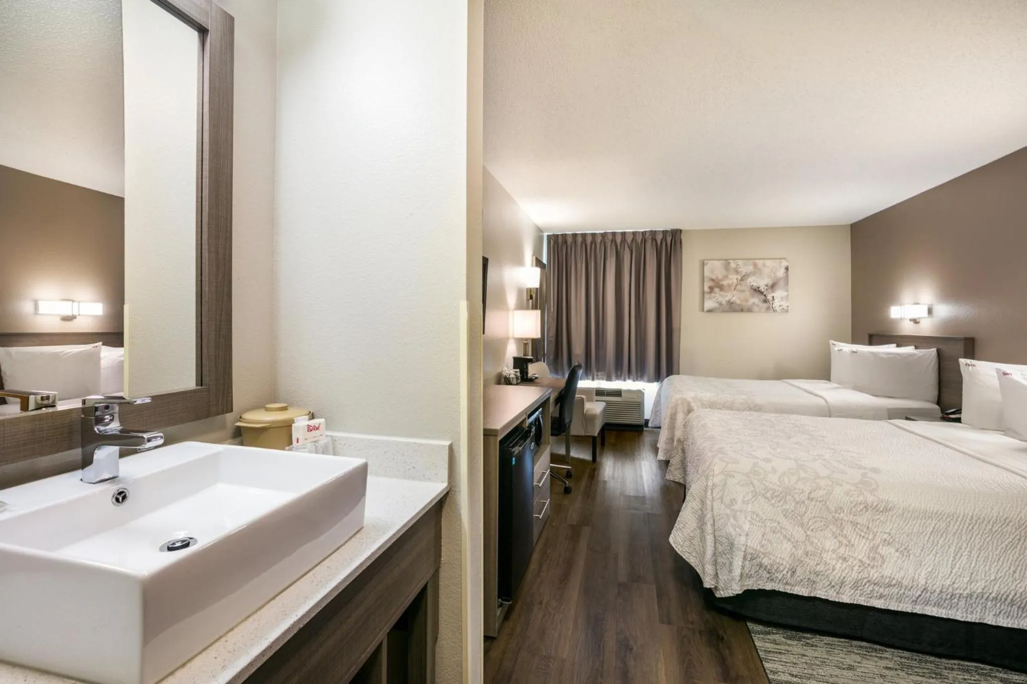 Photo of the whole room, Bed in Red Roof Inn PLUS+ Boston - Logan