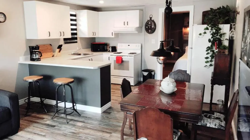 Kitchen or kitchenette in Hébergement Harvey