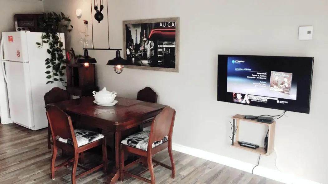 Communal lounge/ TV room in Hébergement Harvey