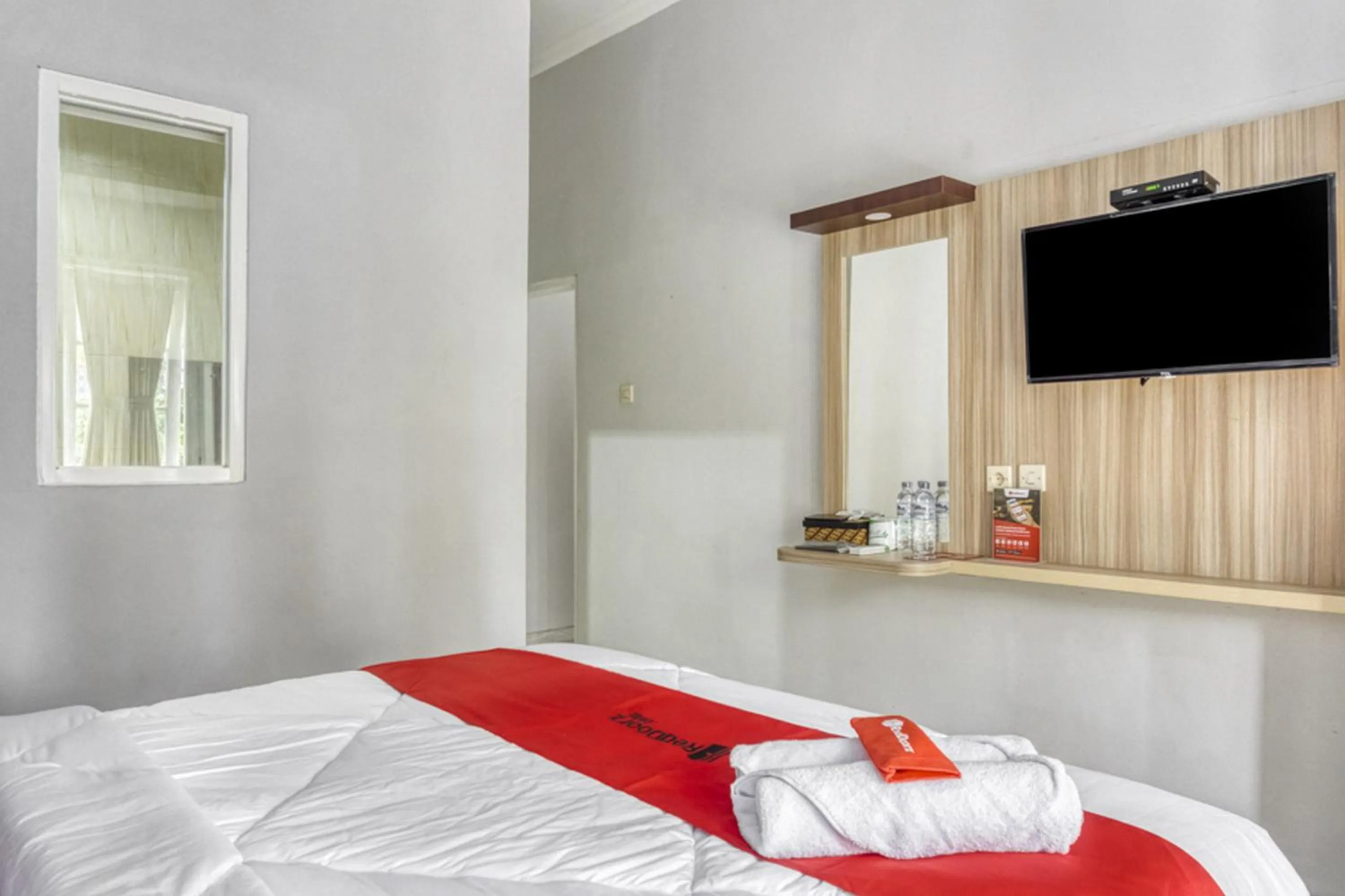 Bedroom, Bed in RedDoorz near Sindu Kusuma Edupark 2