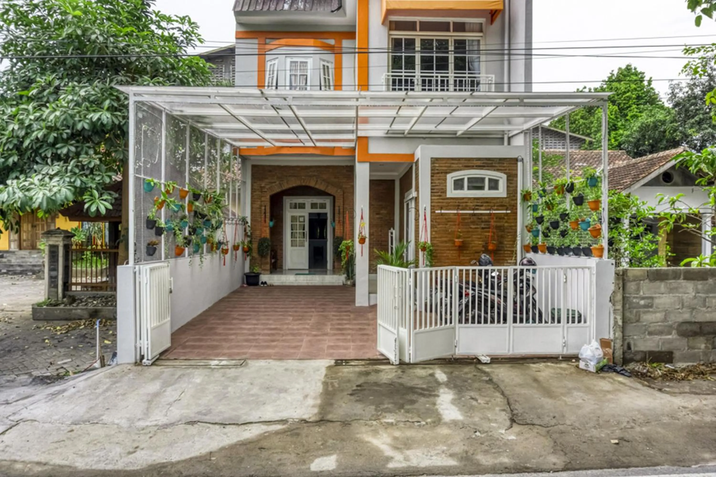 Facade/entrance in RedDoorz near Sindu Kusuma Edupark 2