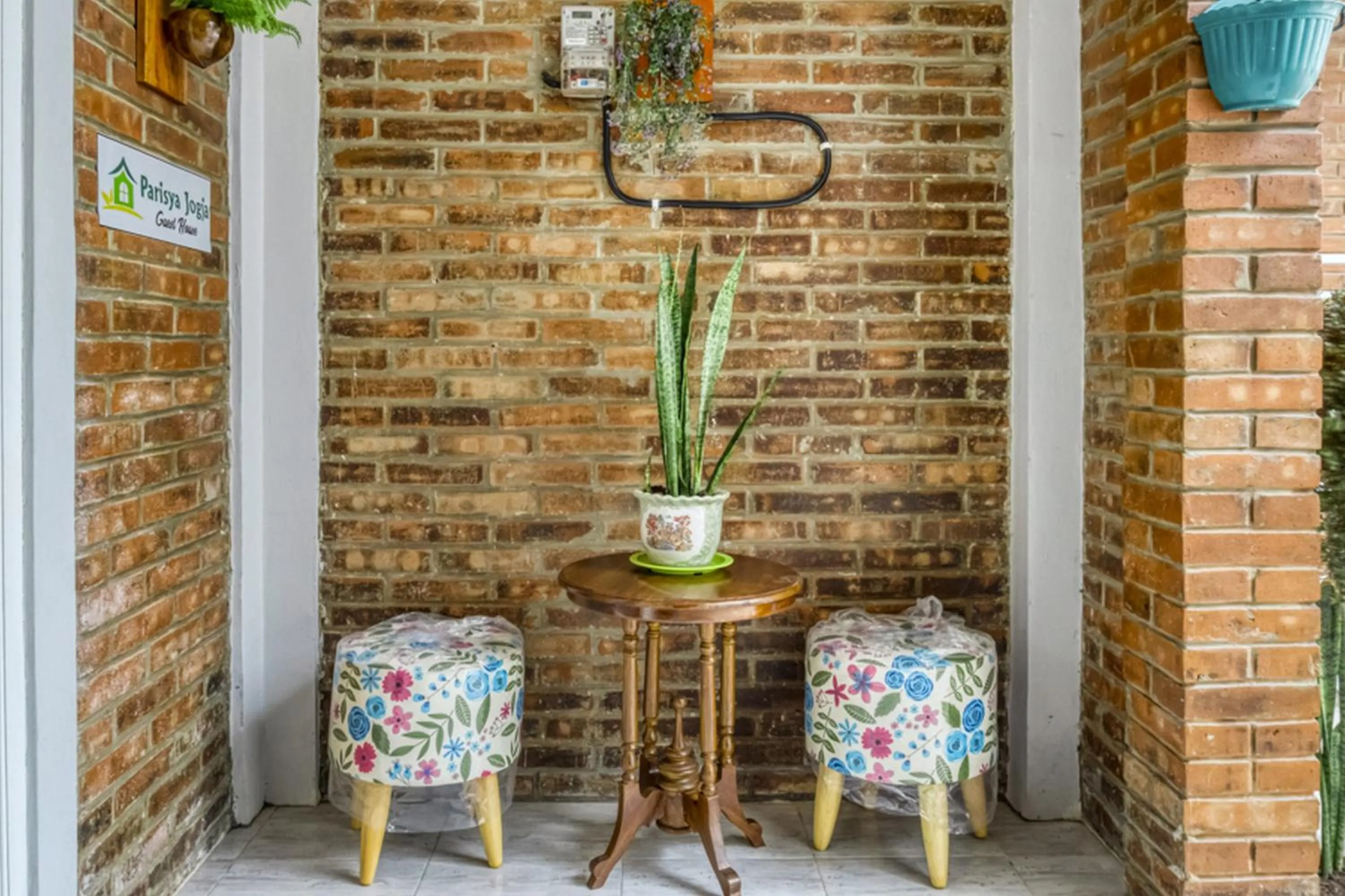 Seating area in RedDoorz near Sindu Kusuma Edupark 2