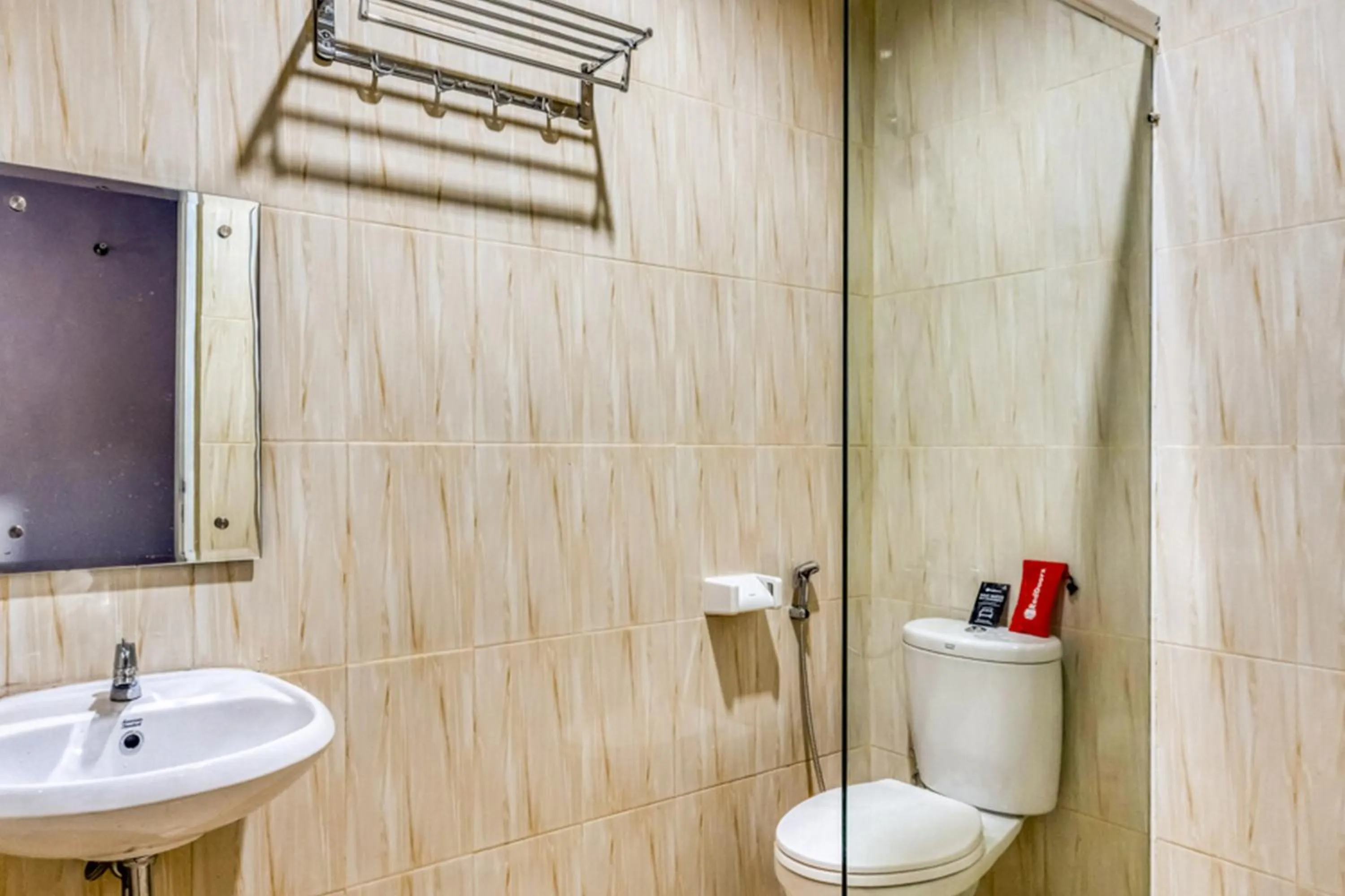 Bathroom in RedDoorz near Sindu Kusuma Edupark 2