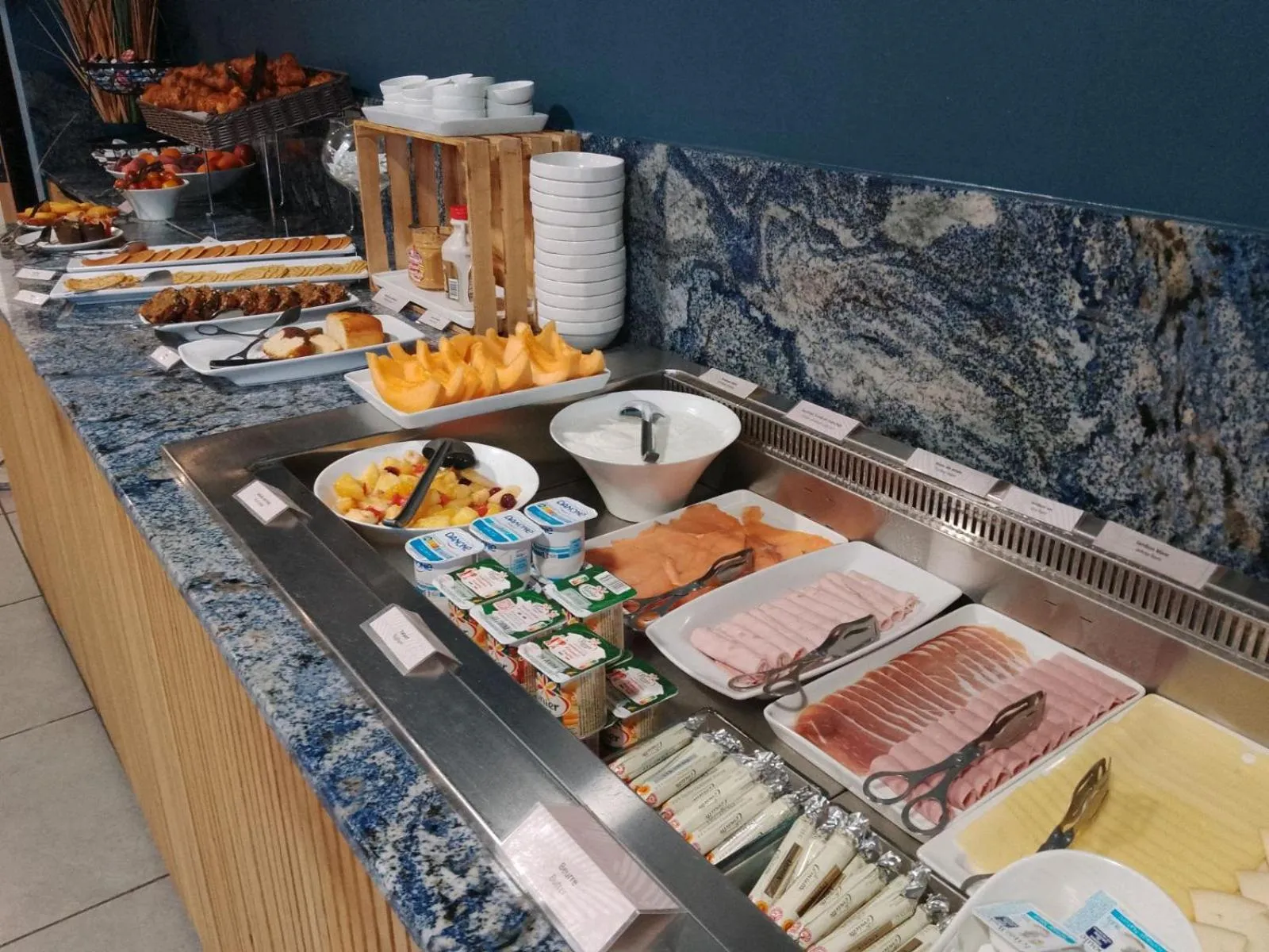 Buffet breakfast in Dali Hôtel Perpignan - Restaurant