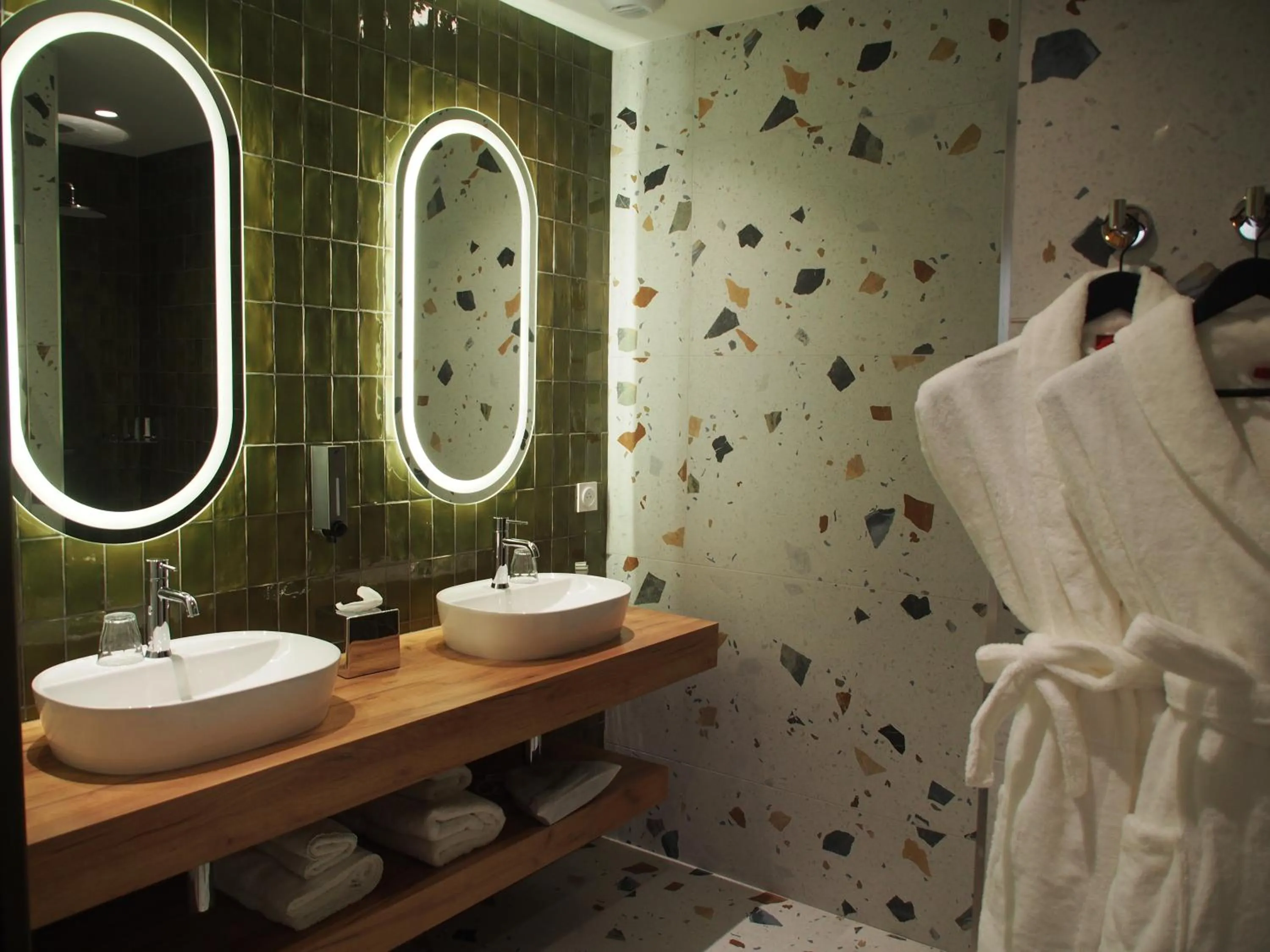 Bathroom in Dali Hôtel Perpignan - Restaurant