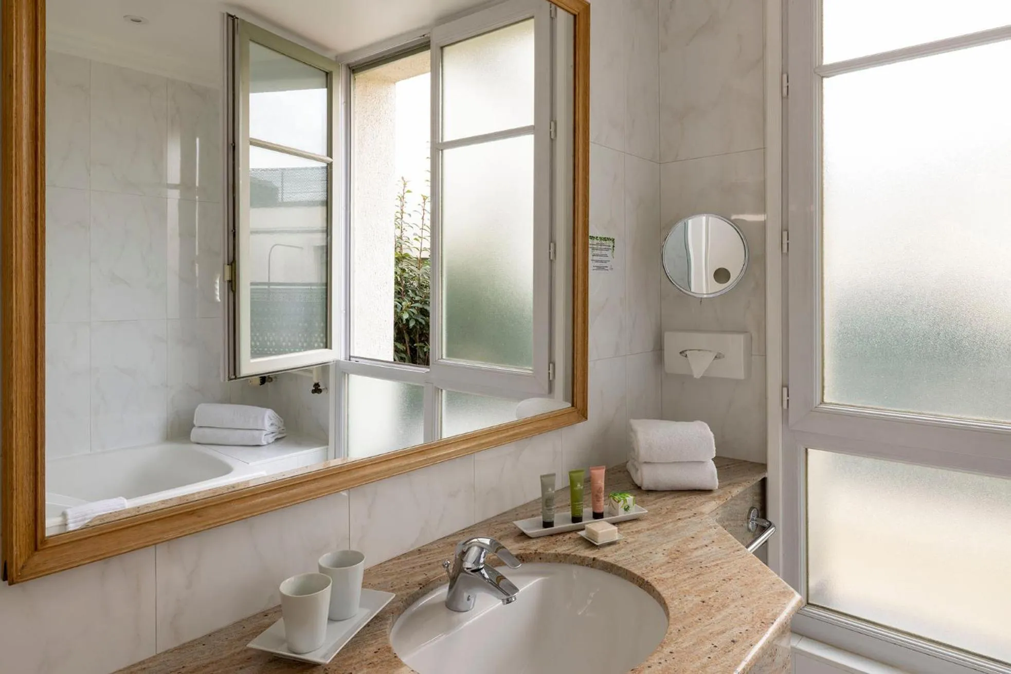 Bathroom in Le Littré