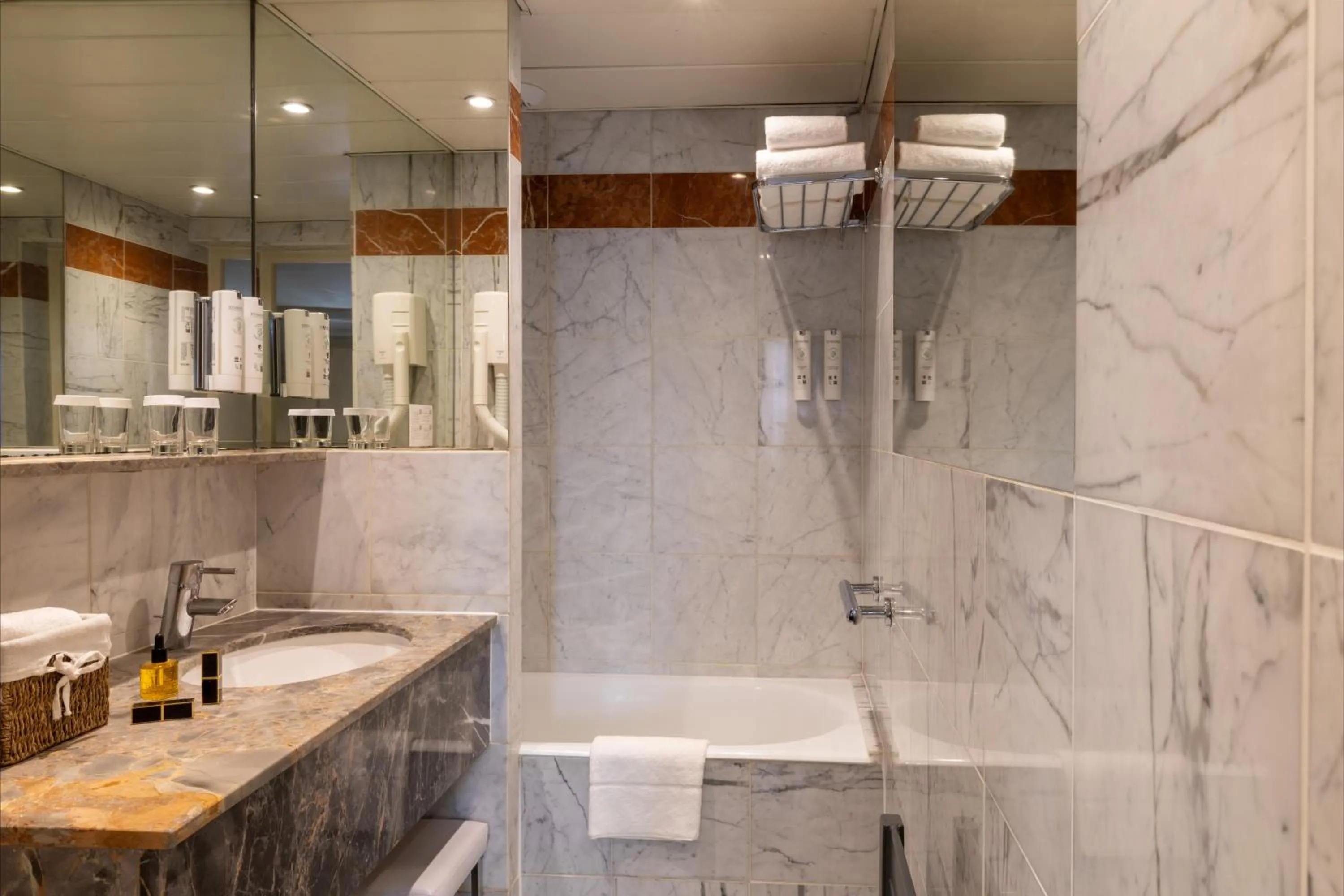 Bathroom in Hotel Des Deux Continents