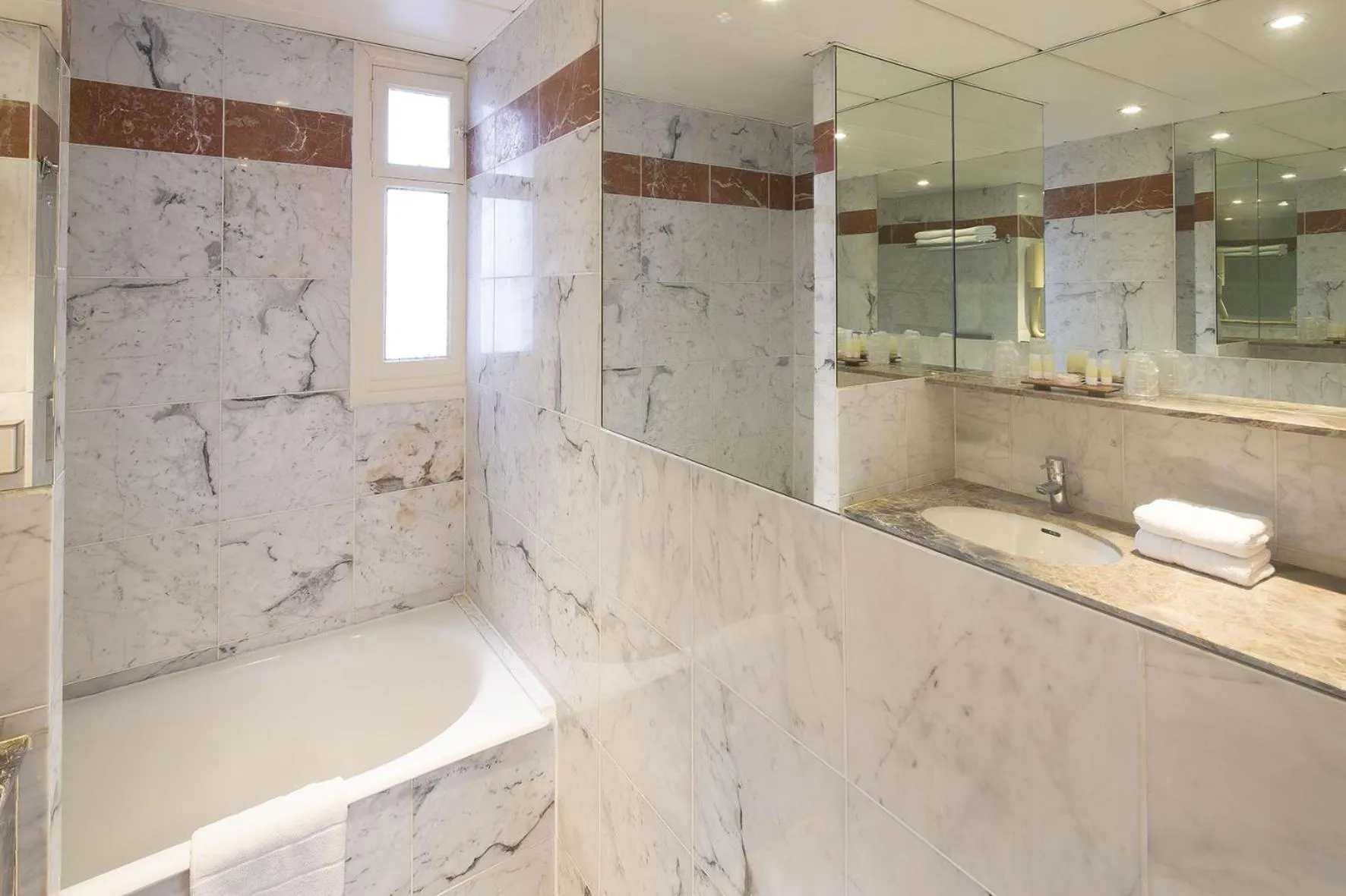 Bathroom in Hotel Des Deux Continents