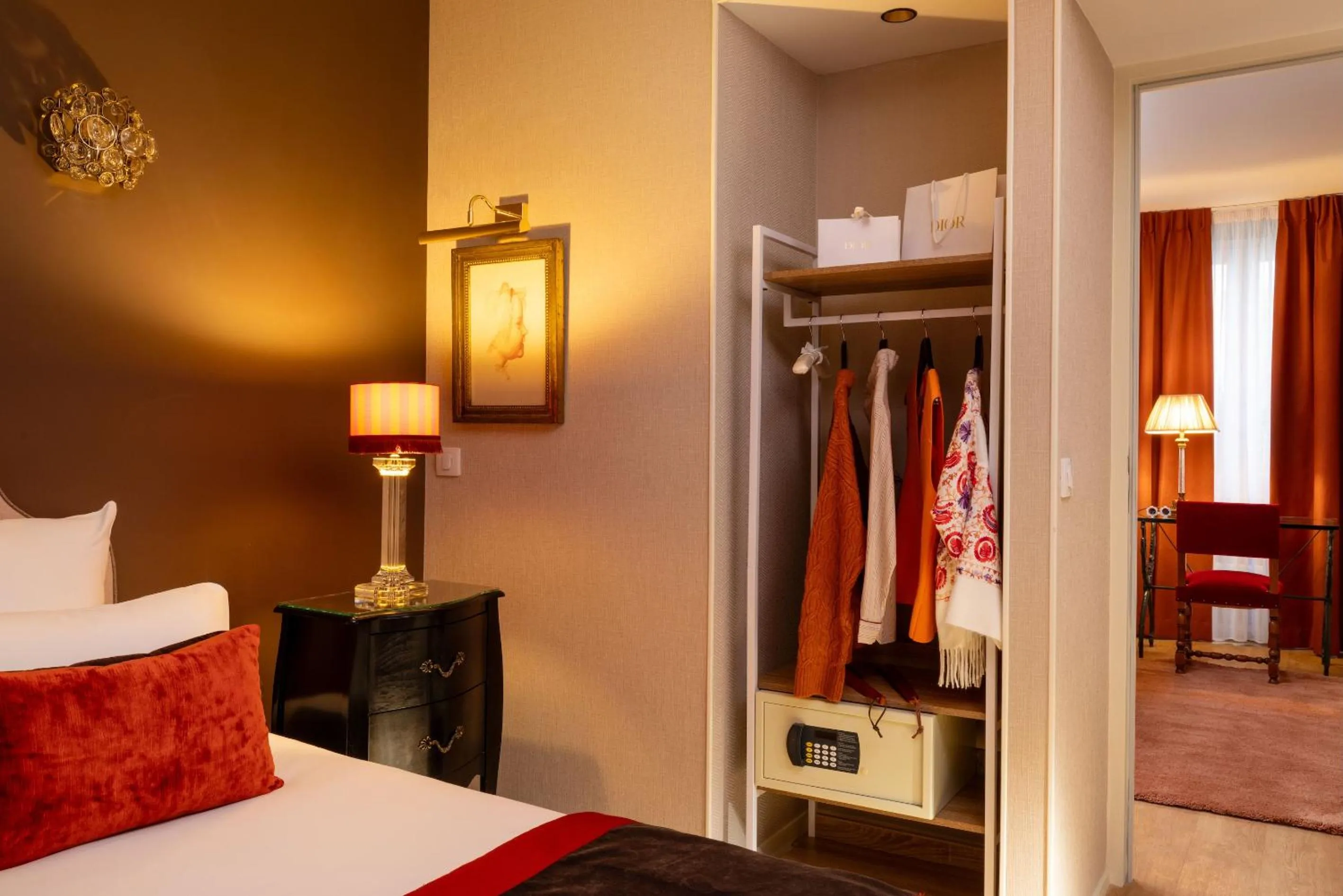 Bedroom, Bed in Hotel Des Deux Continents