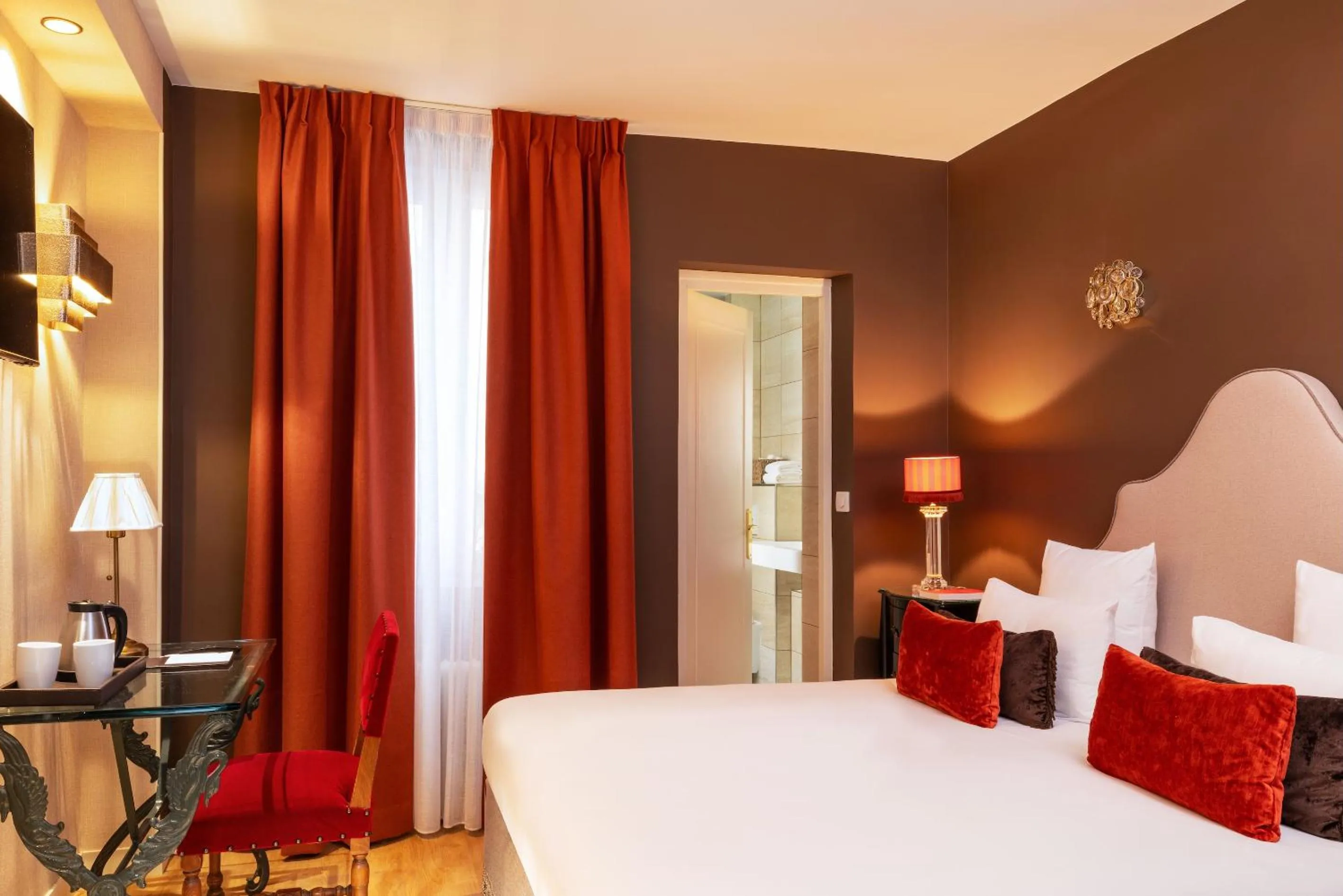 Bedroom, Bed in Hotel Des Deux Continents