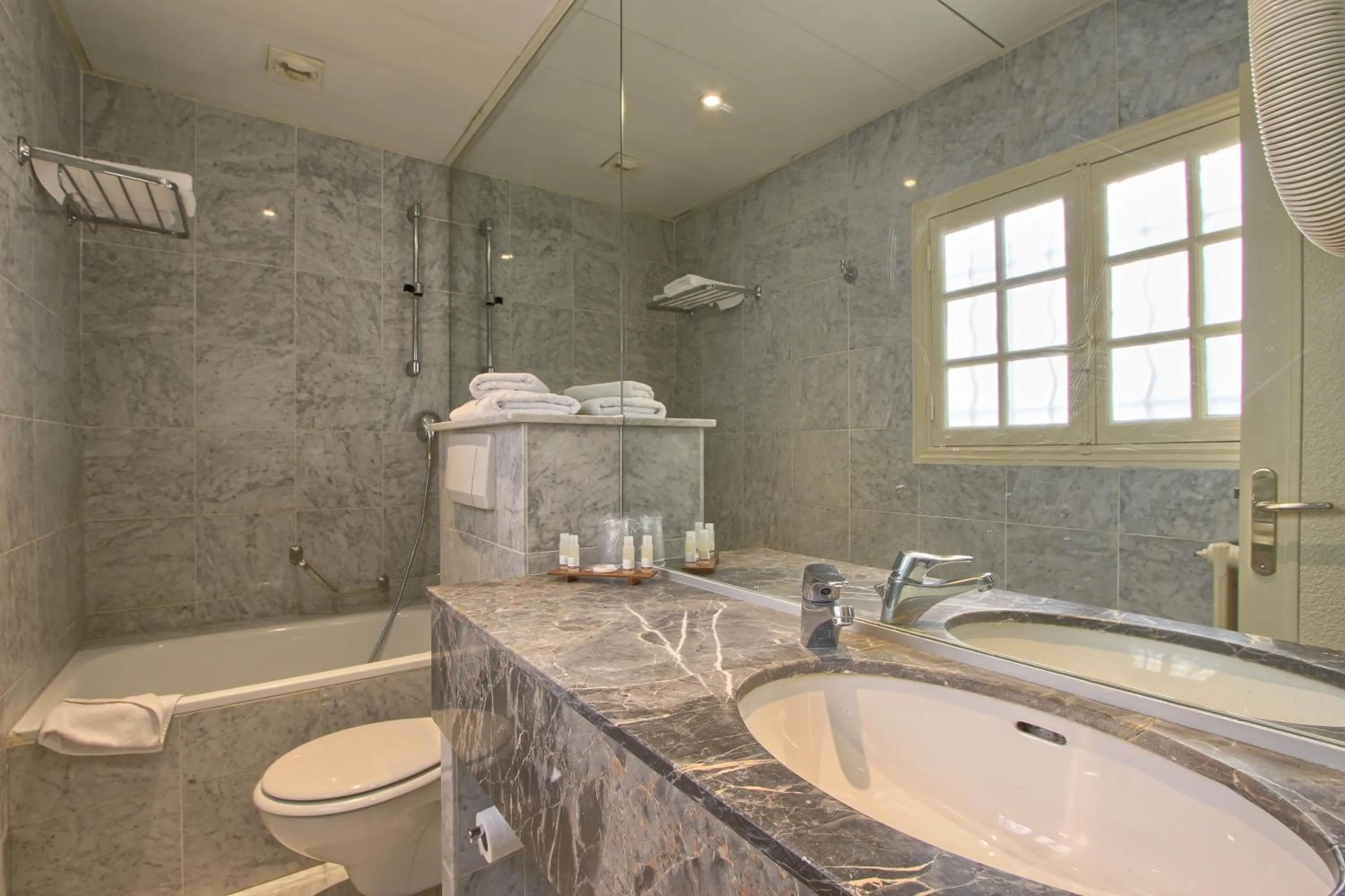 Bathroom in Hotel Des Deux Continents