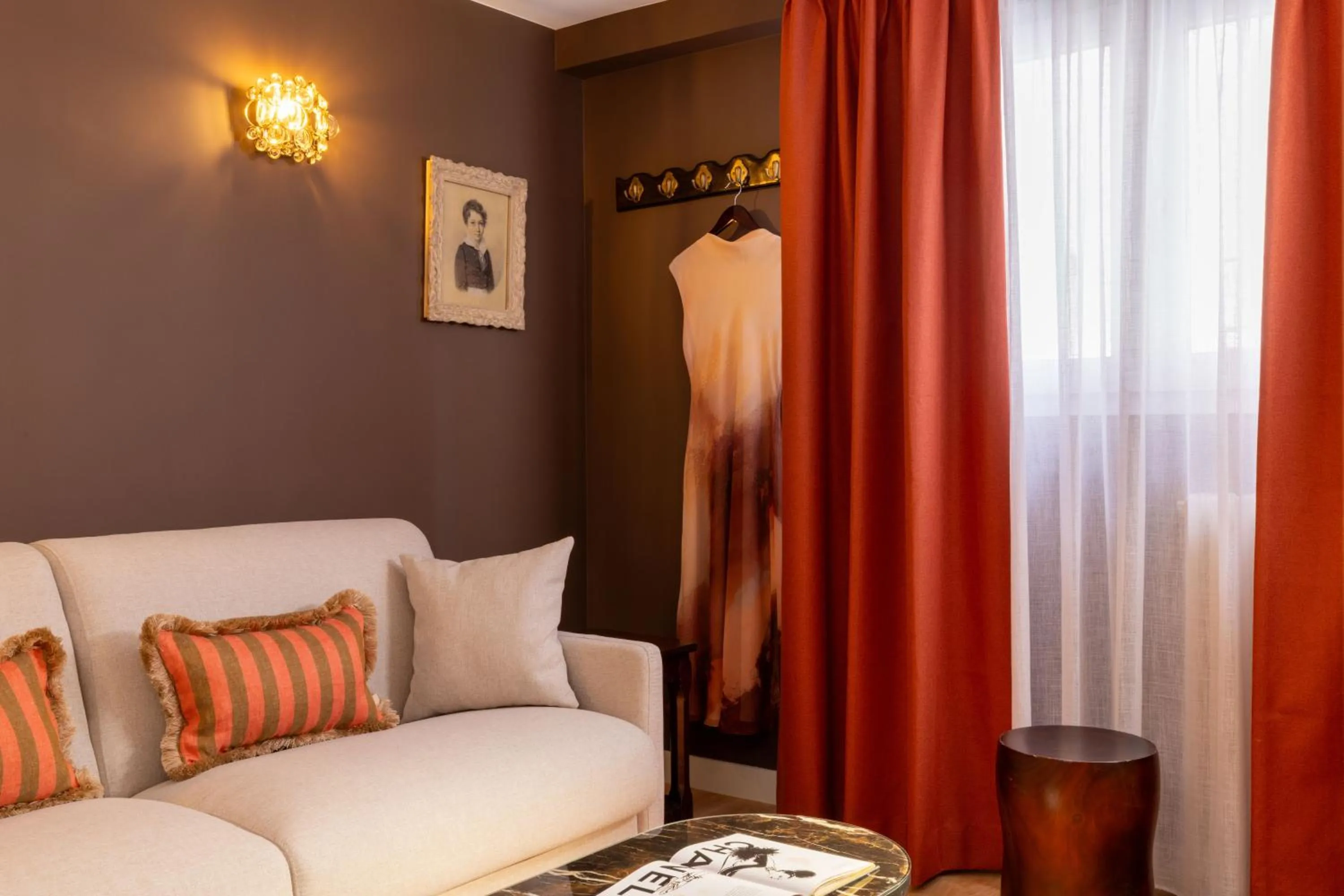 Decorative detail in Hotel Des Deux Continents