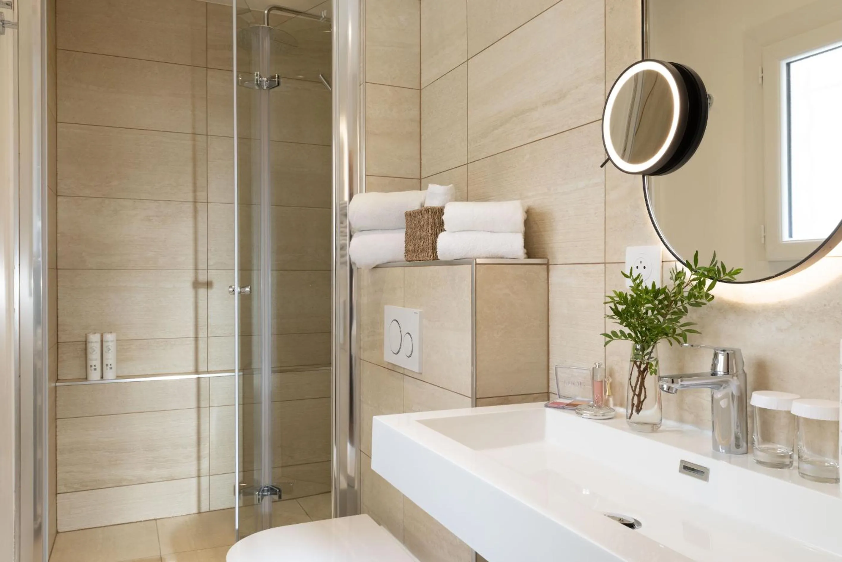 Shower in Hotel Des Deux Continents