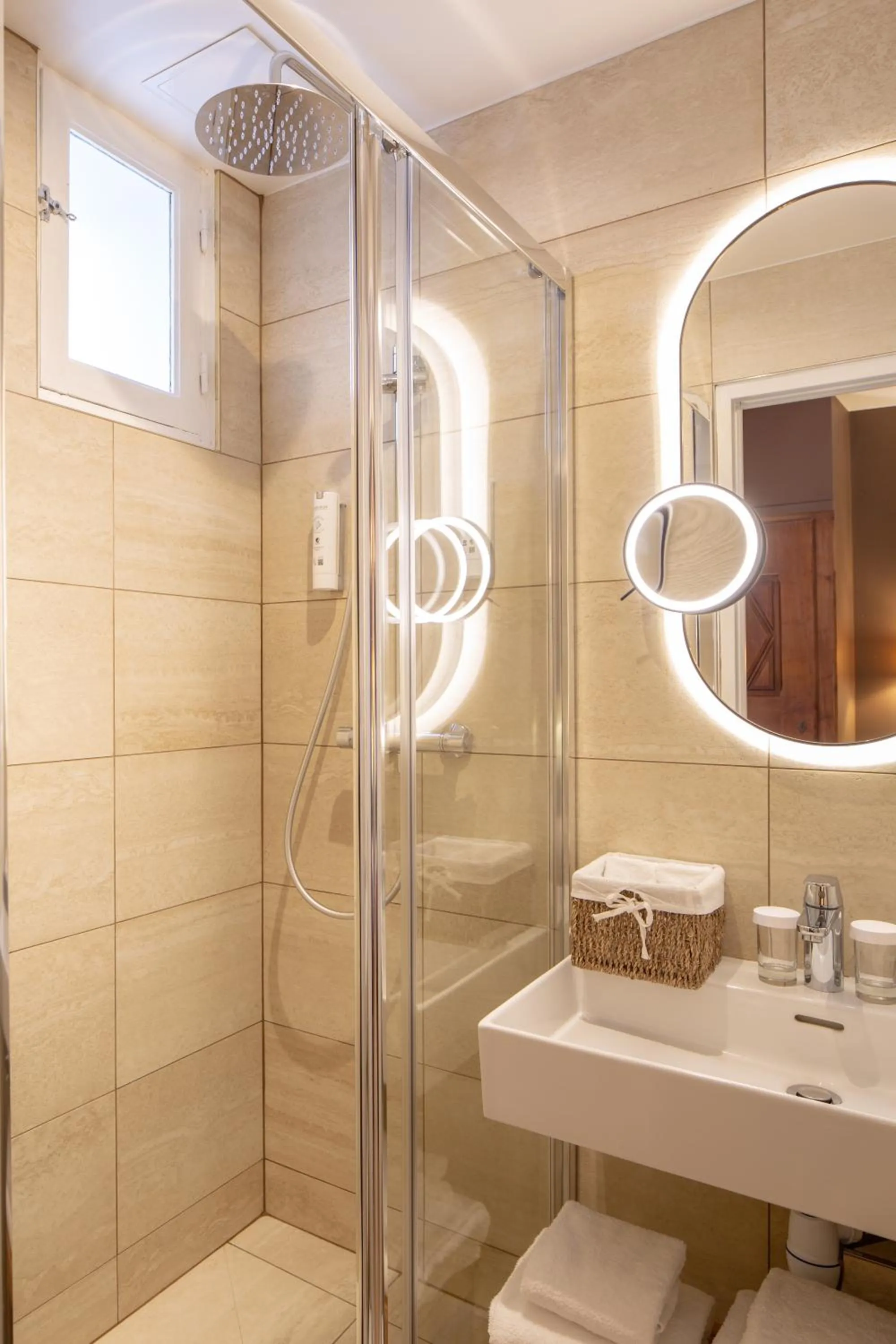 Bathroom in Hotel Des Deux Continents