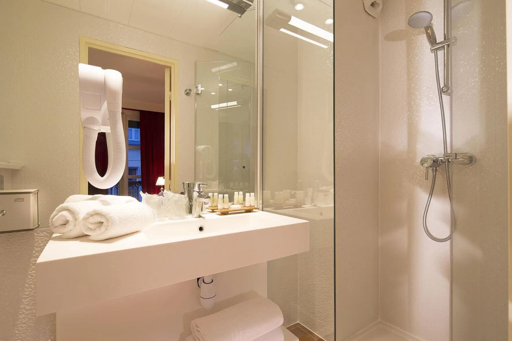 Shower in Hotel Des Deux Continents