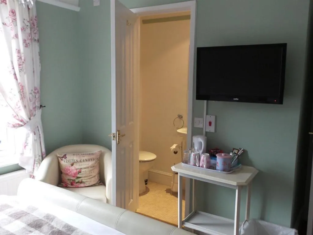 Bathroom, Bed in Hooray Henrys Sheringham